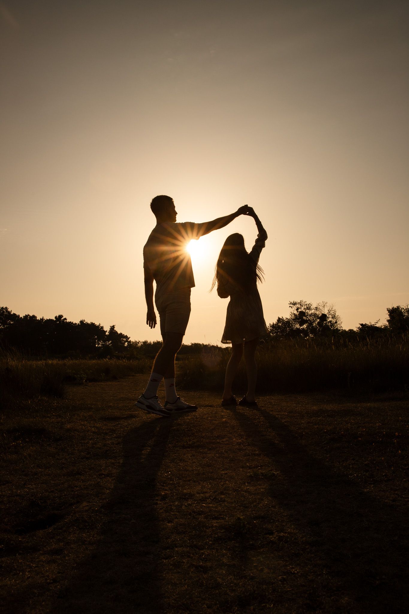 Séance photo couple coucher du soleil sur la plage de ouistreham caen