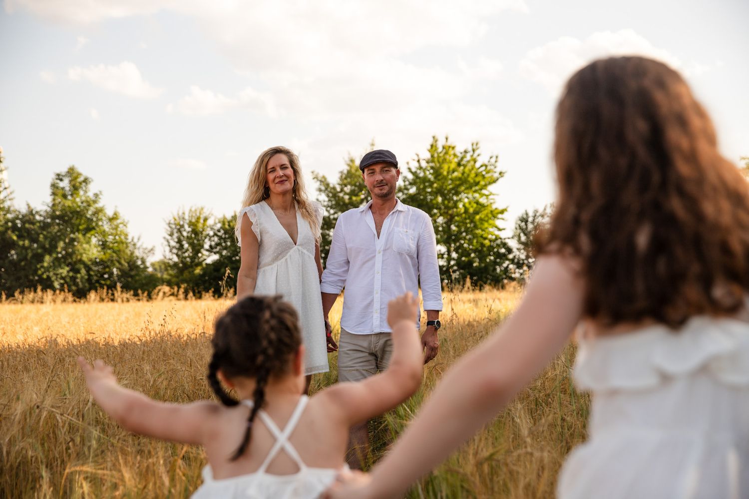 séance photo engagement en famille shooting dans les champs de blés caen
