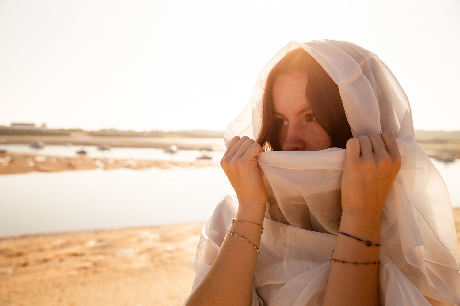 Shooting photo lever du soleil plage de Ouistreham portrait de femme sur la plage photographe Caen confiance en soi