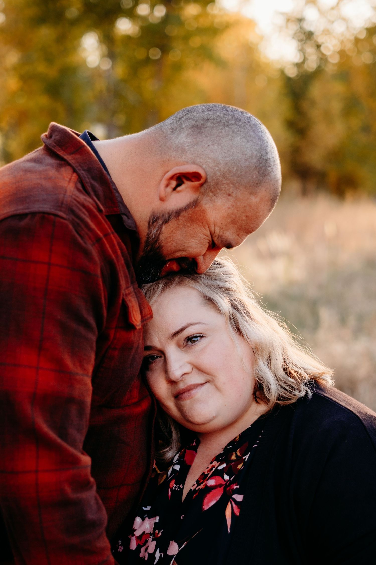 Close up of husband and wife at Bear Creek Lake Park during fall family photo session.