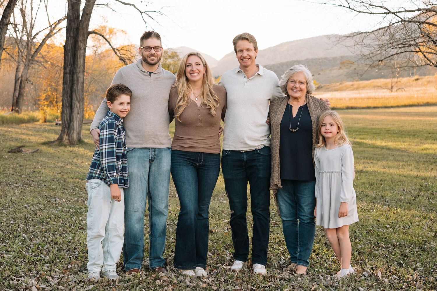 Lakewood family photographer with extended family photo session at Bear Creek Lake Park.