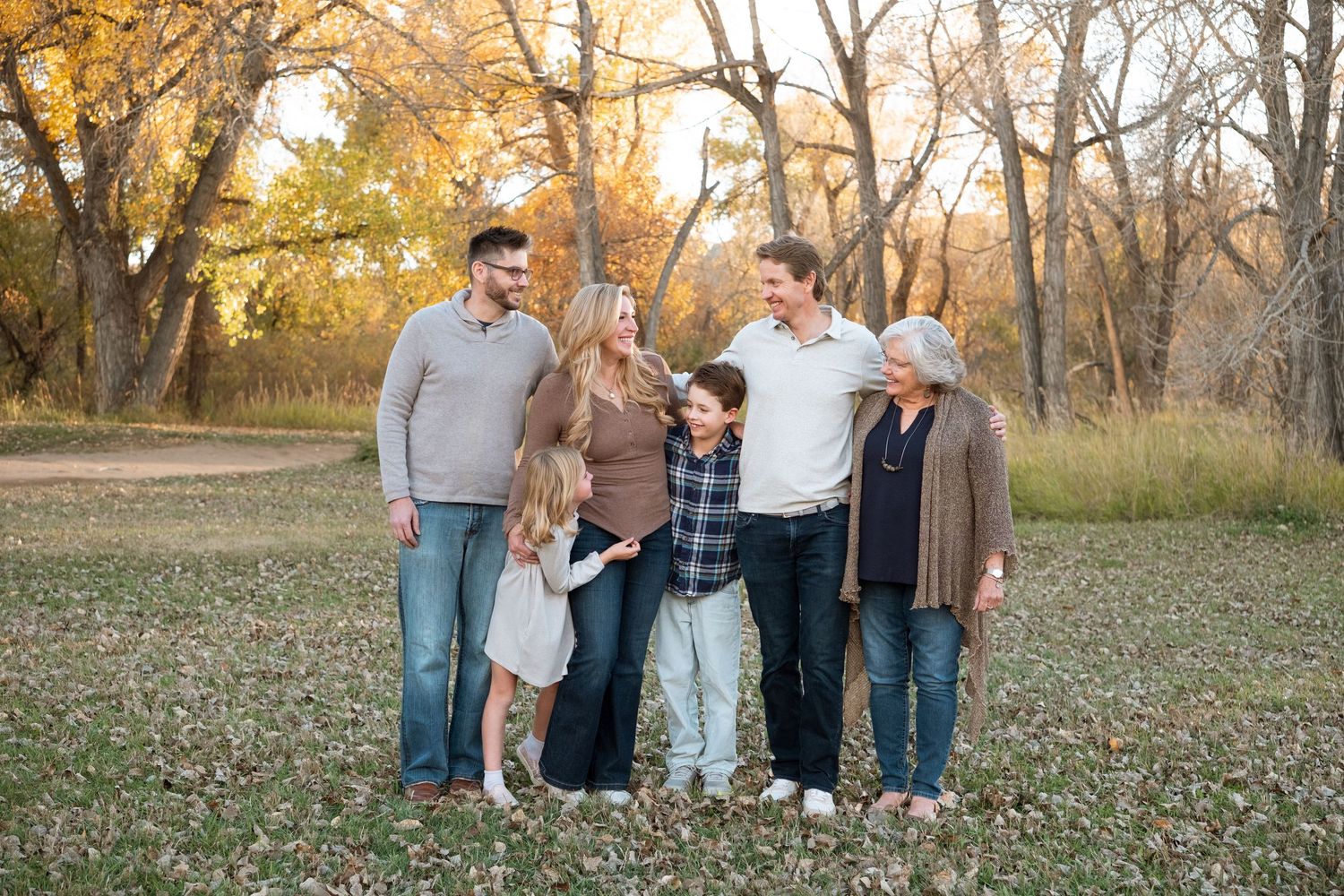Lakewood family photographer with extended family photo session at Bear Creek Lake Park, including family of four, grandma and uncle.
