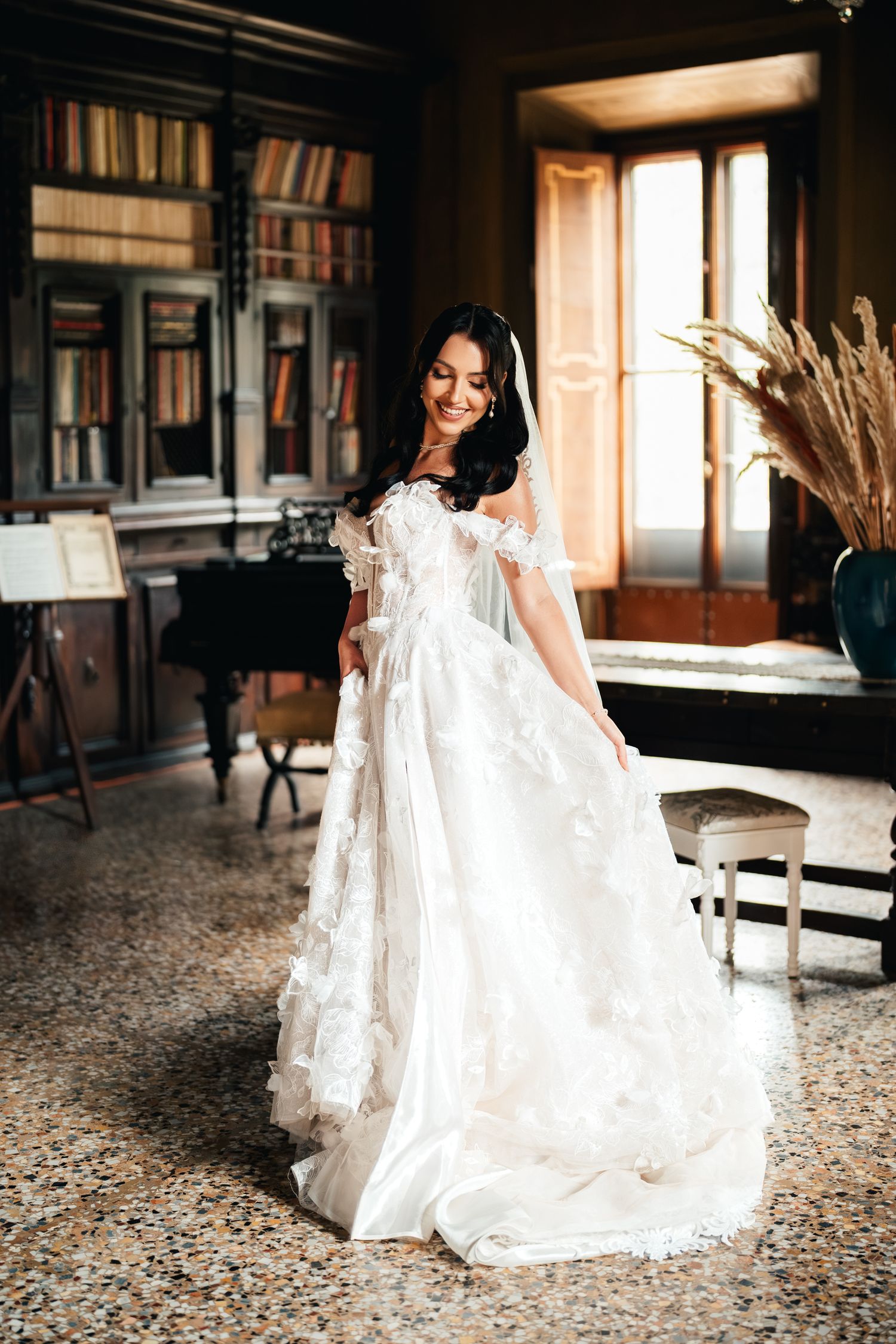 Fine art portret panny młodej, elegancka willa Villa di Striano, sesja ślubna Toskania, luxury style. Panna młoda w eleganckiej sukni.