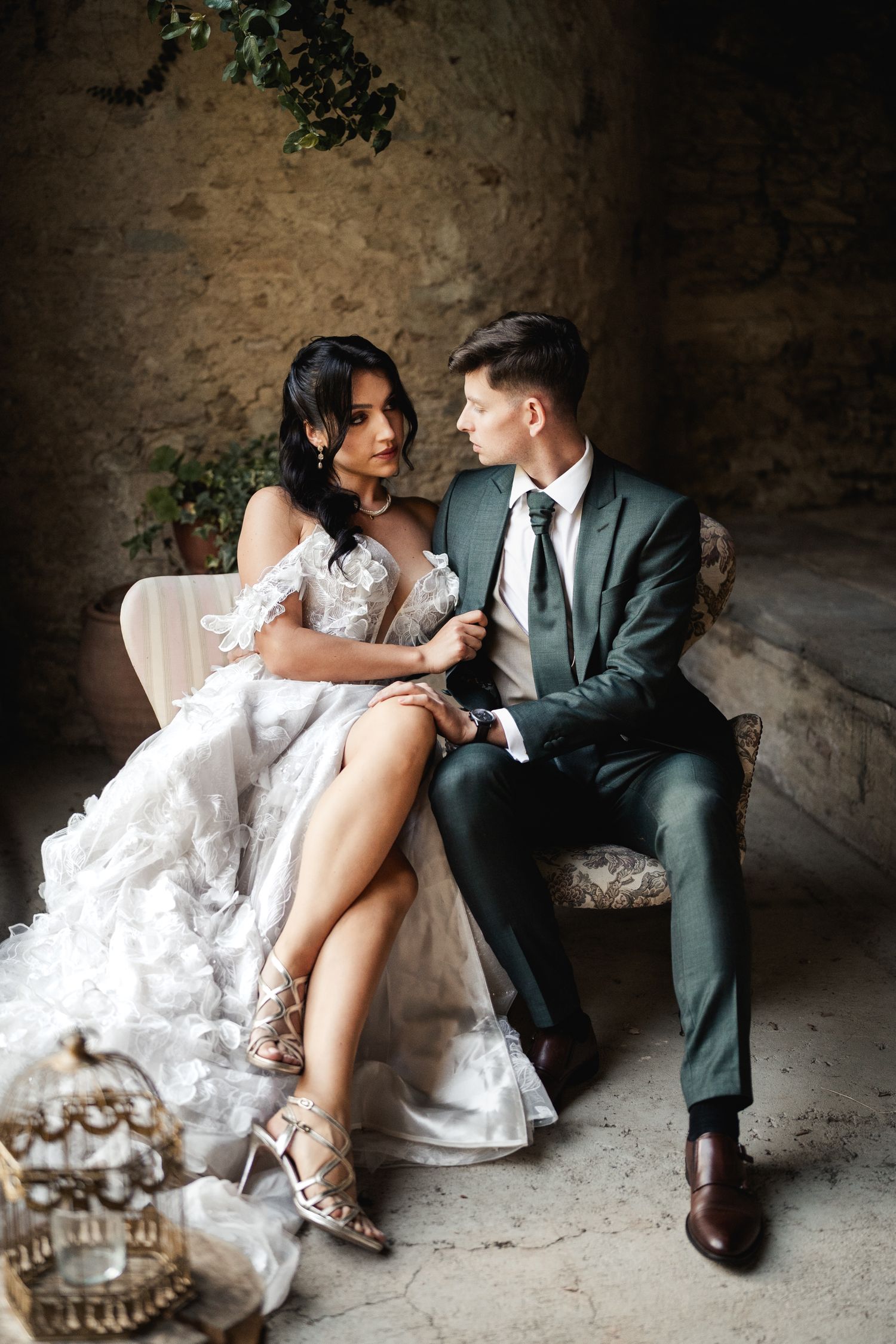 Para młoda siedzi w kamiennej komnacie Villa di Striano, elegancka sesja poślubna we Włoszech w stylu glamour, fotograf ślubny za granicą.