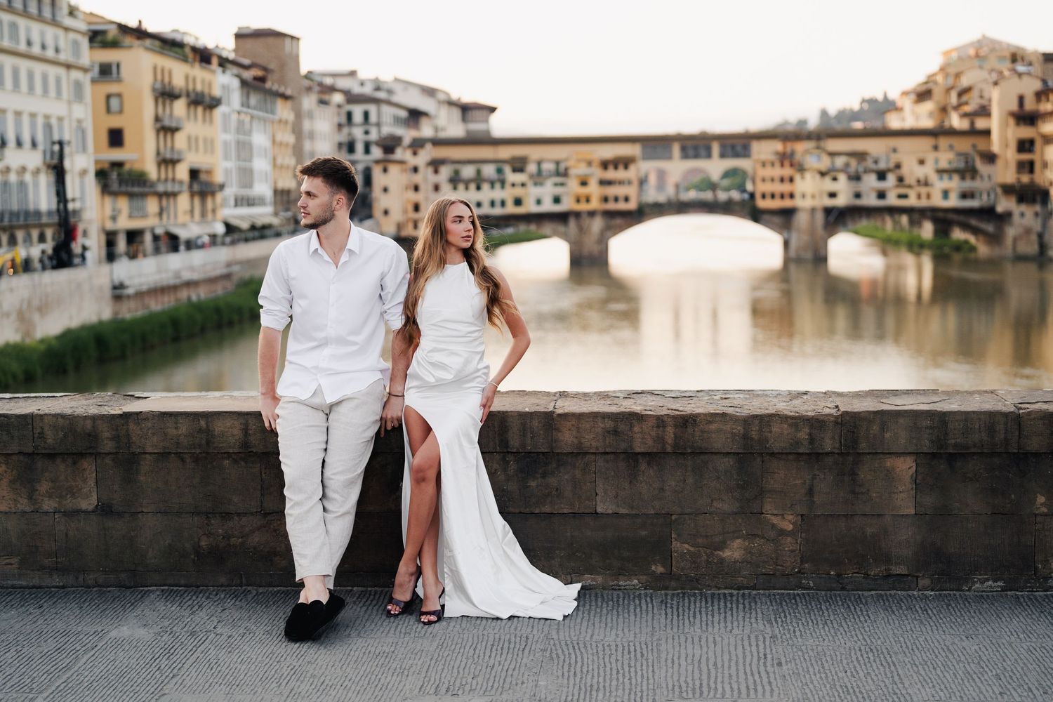 Sesja narzeczeńska we Florencji z Ponte Vecchio w tle, historyczny most i malownicza rzeka Arno tworzą romantyczną atmosferę.