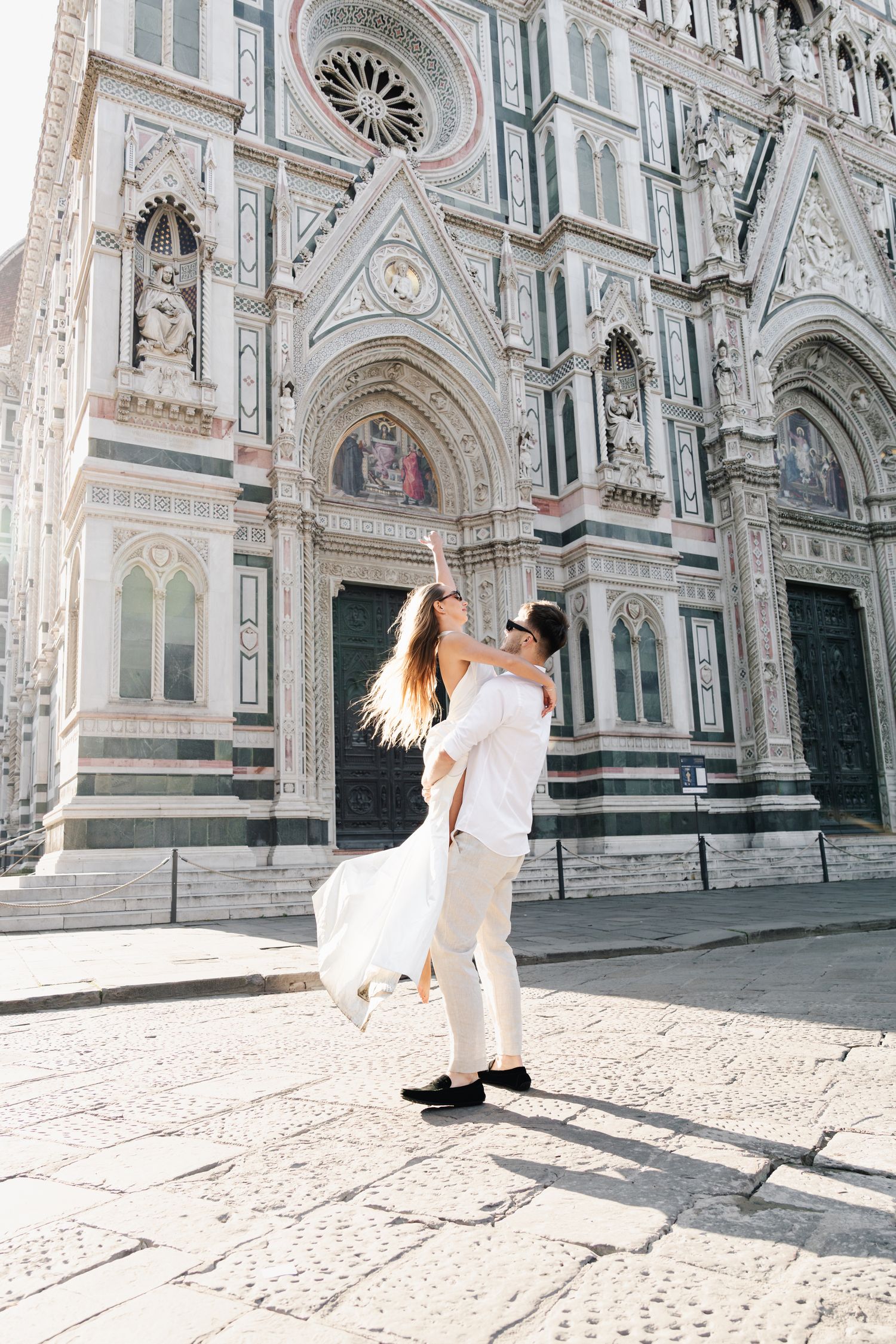 Narzeczeni tańczą pod Katedrą Santa Maria del Fiore we Florencji, romantyczna sesja narzeczeńska z włoskim klimatem.
