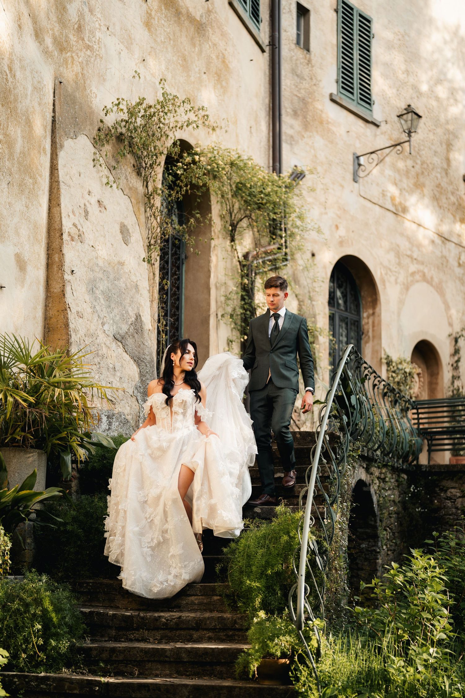 Luxury wedding photography – para młoda w eleganckim ogrodzie Villa di Striano, Toskania, zachód słońca, fine art style.