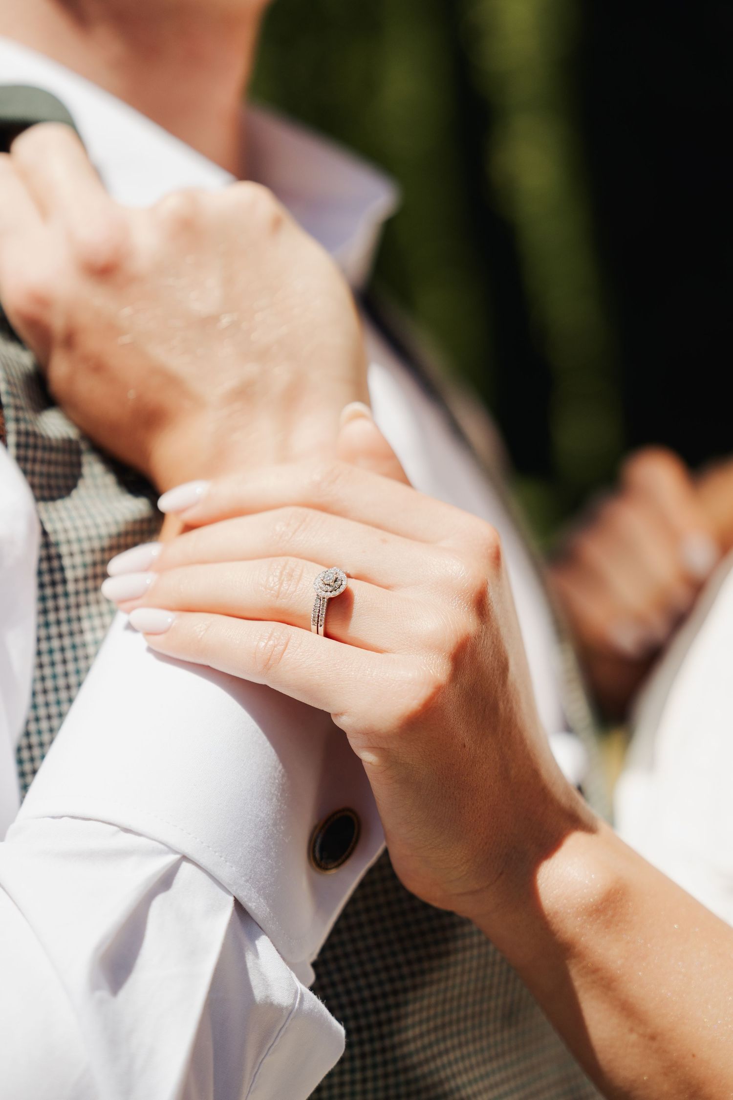 Luxury wedding photography – Detale, zbliżenie na pierścionek zaręczynowy, Toskania, fine art sesja ślubna za granicą.