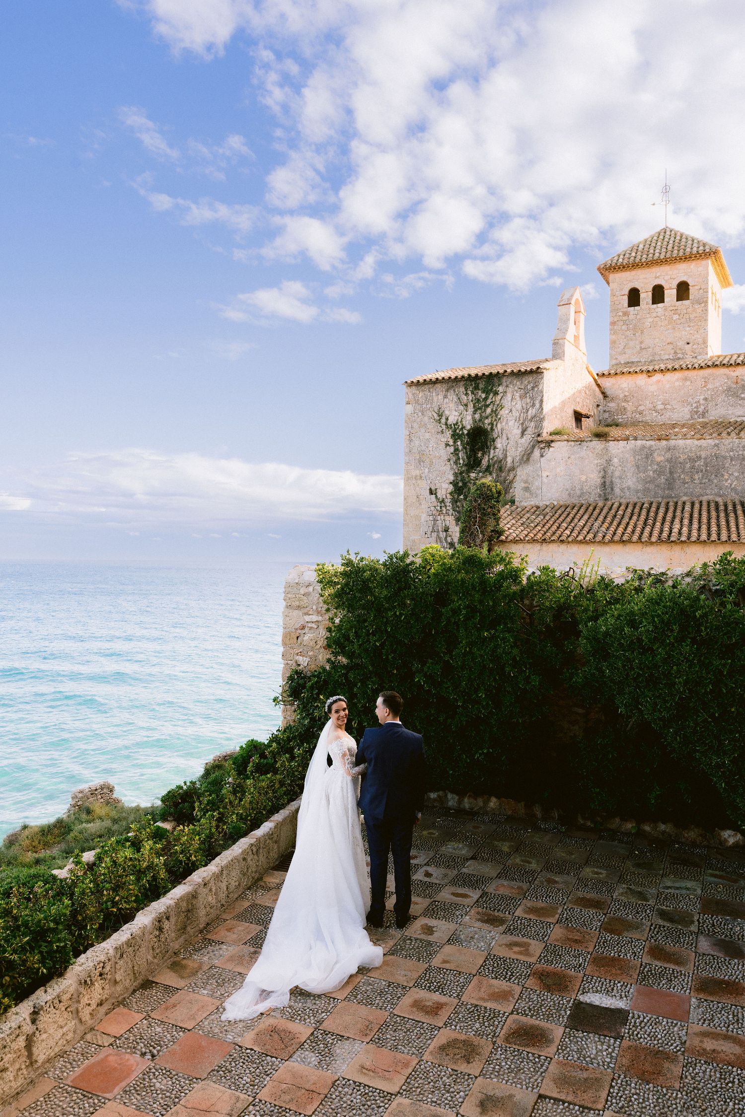 Vale luciendo su vestido de novia de Rose Wood Brides durante su boda en el Castell de Tamarit