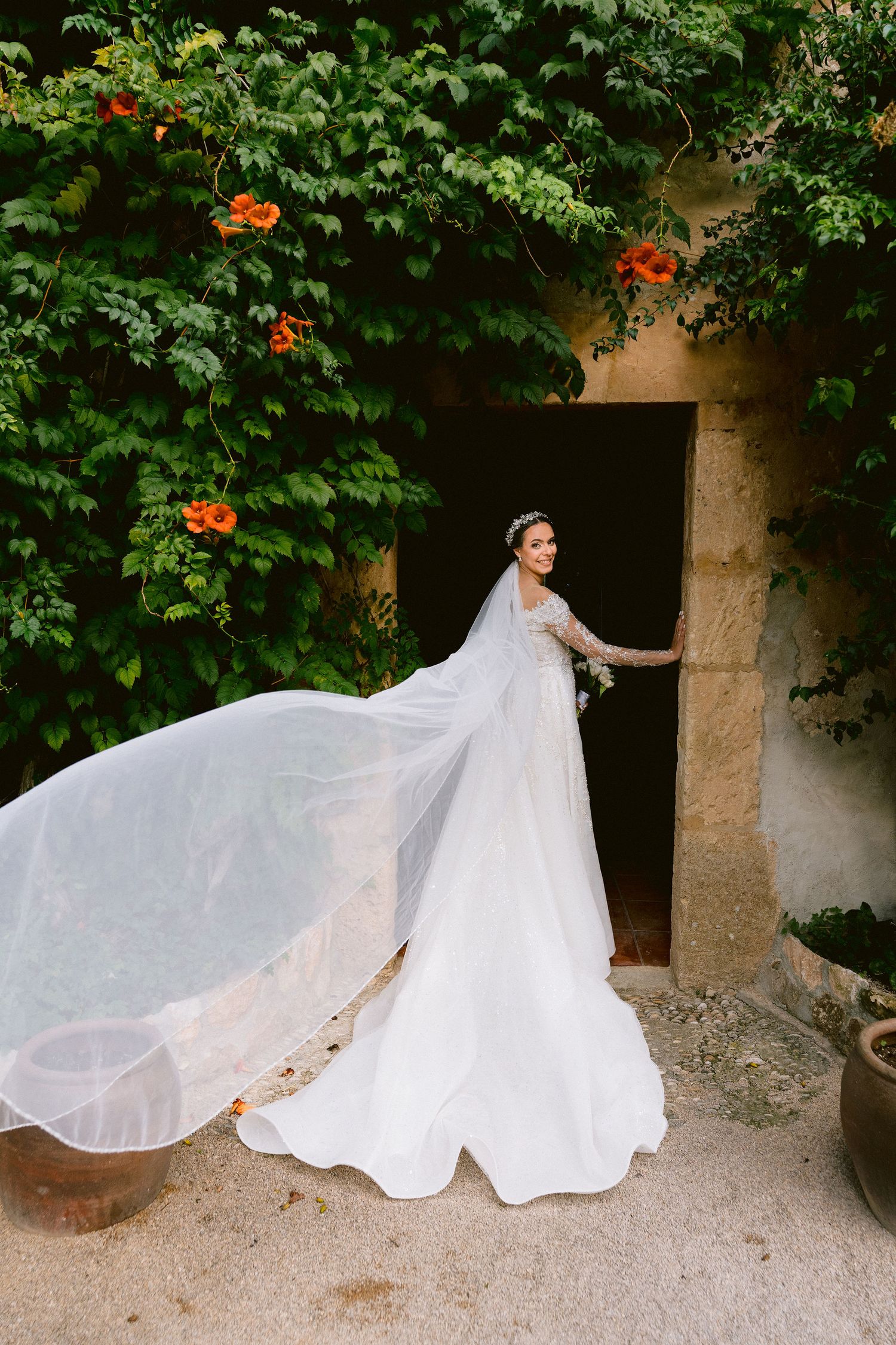 Vale luciendo su vestido de novia de Rose Wood Brides durante su boda en el Castell de Tamarit