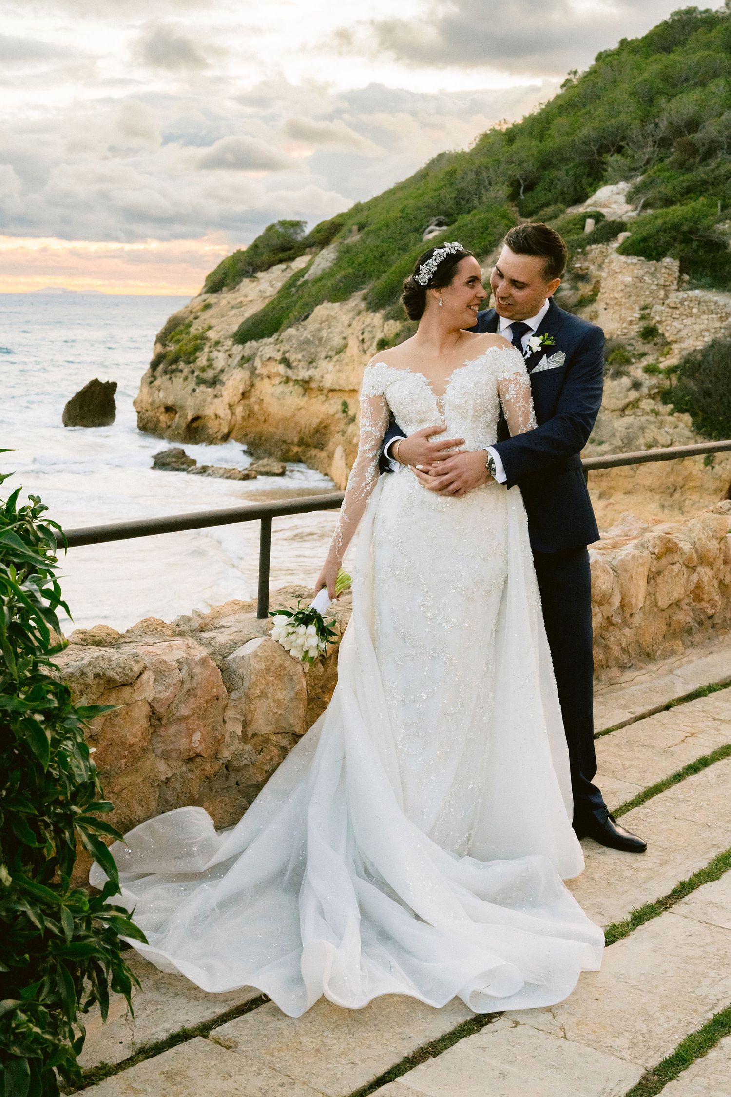 Sesión de pareja en la terraza del Castell de Tamarit con el mar Mediterráneo de fondo