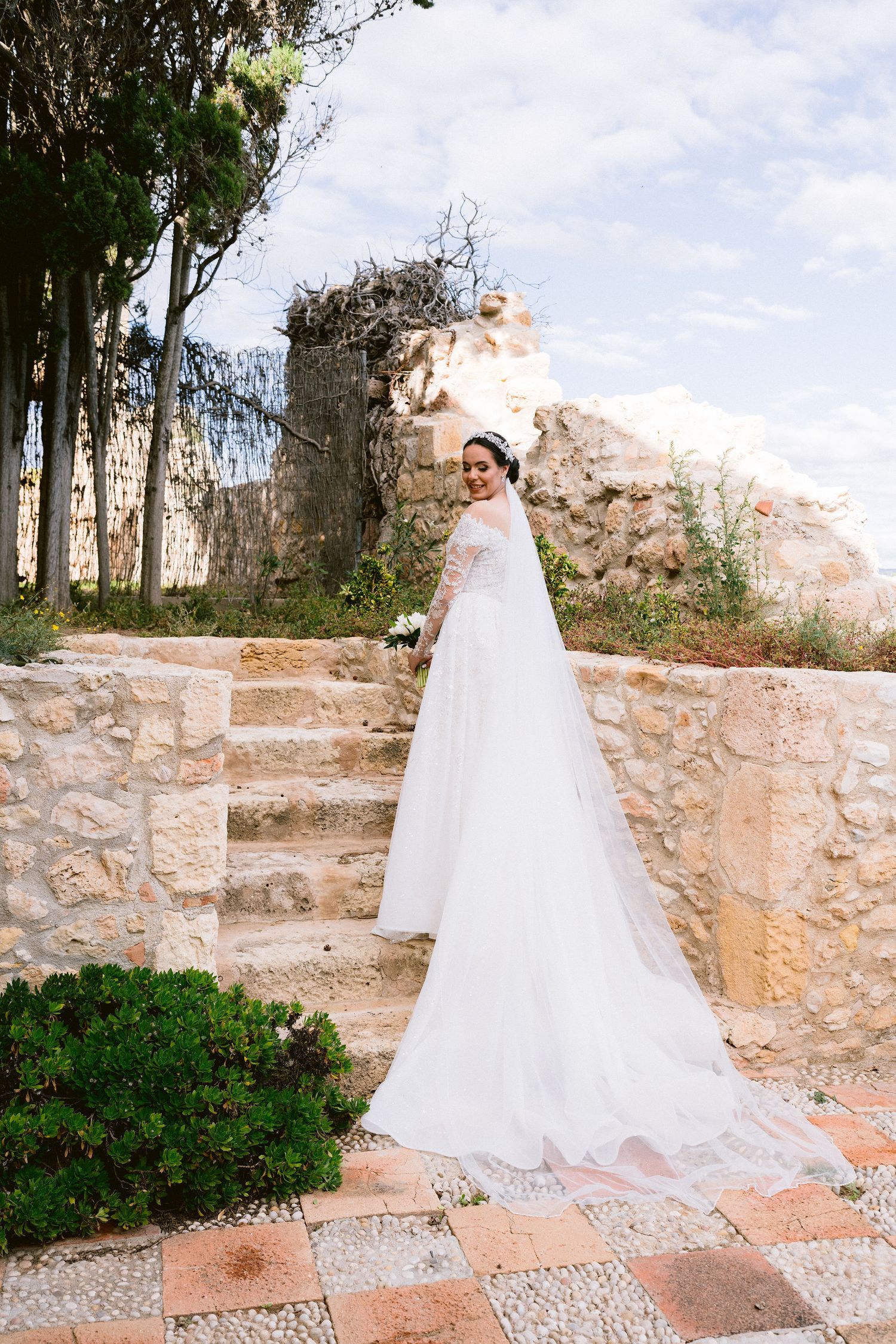 Vale luciendo su vestido de novia de Rose Wood Brides durante su boda en el Castell de Tamarit