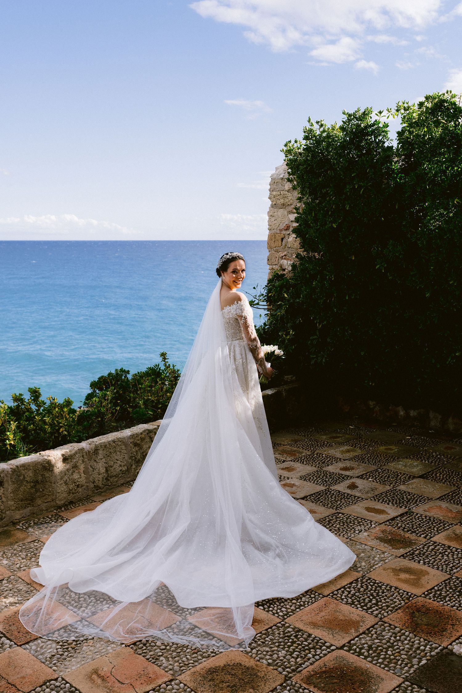 Vale luciendo su vestido de novia de Rose Wood Brides durante su boda en el Castell de Tamarit