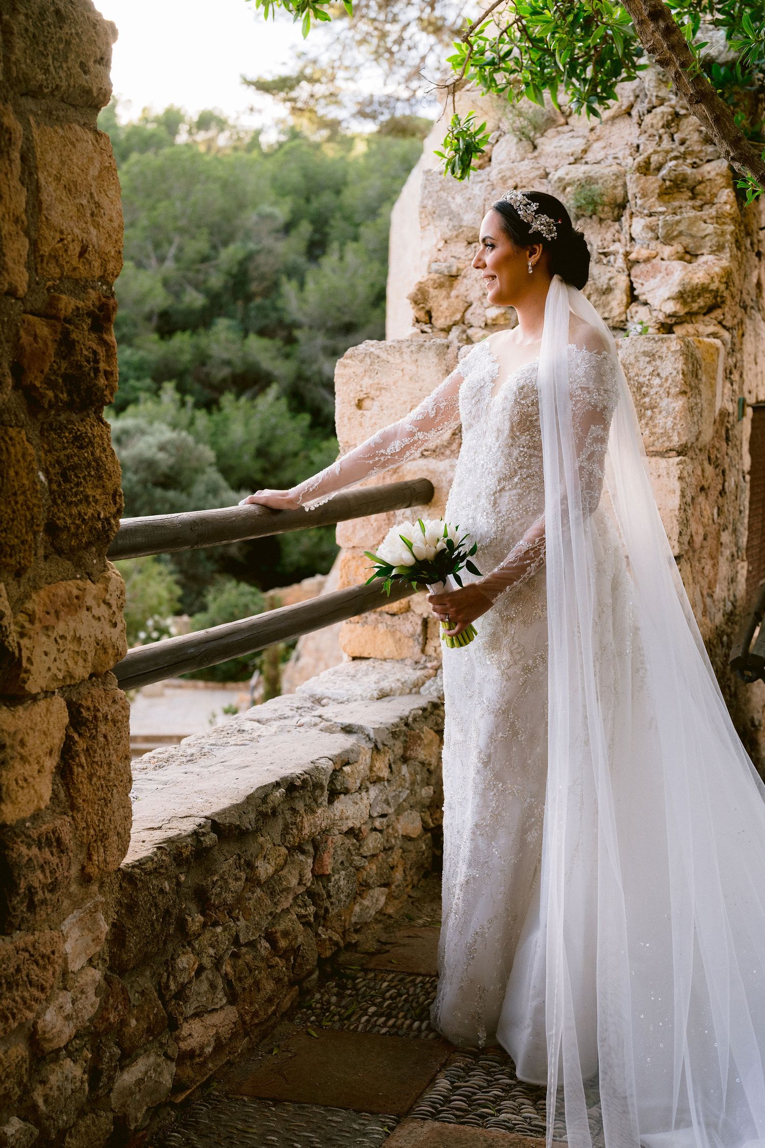 Vale luciendo su vestido de novia de Rose Wood Brides durante su boda en el Castell de Tamarit