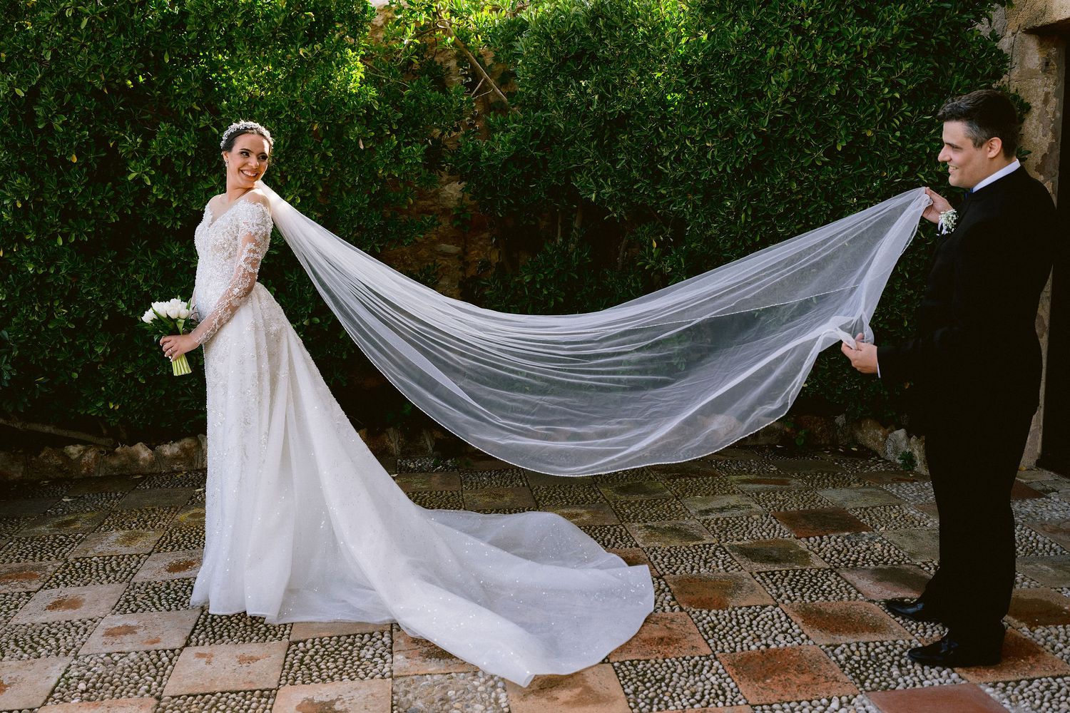 Vale luciendo su vestido de novia de Rose Wood Brides durante su boda en el Castell de Tamarit