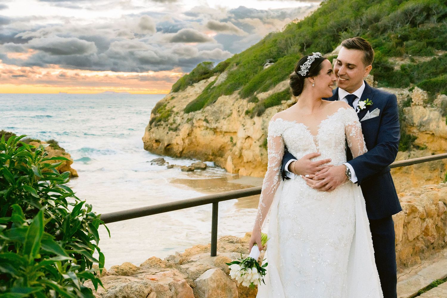 Sesión de pareja en la terraza del Castell de Tamarit con el mar Mediterráneo de fondo