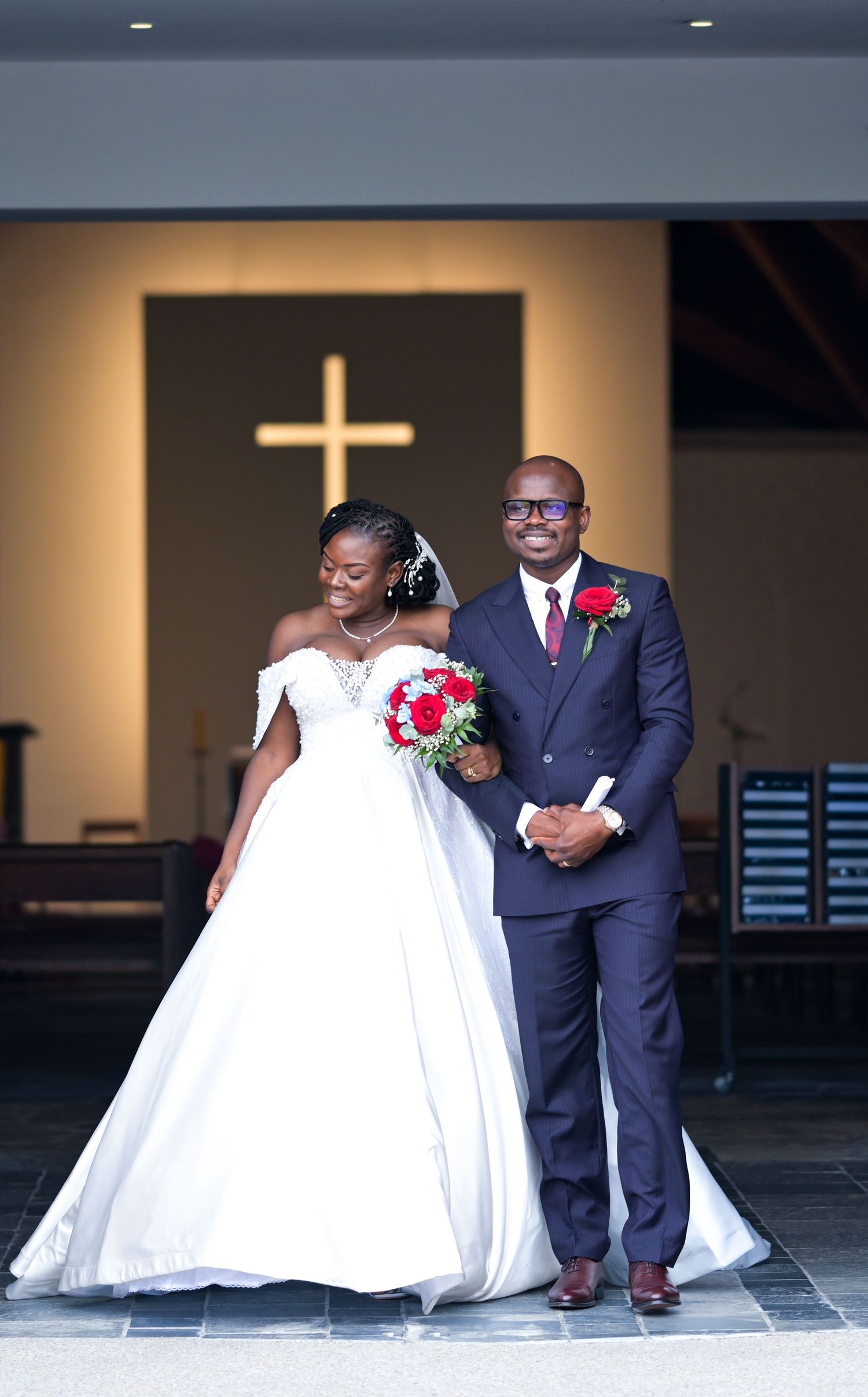 Une série de photos de mariage montrant un couple en tenue de cérémonie posant ensemble à l'église.