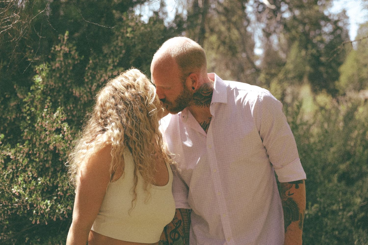 Casual outdoor portrait sequence of couple in warm sunlight.