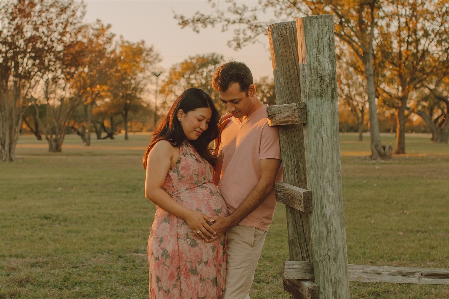 golden hour maternity photoshoot, unique poses, location Samuel farm mesquite Texas. Dallas lifestyle maternity photographer B Del Bosque