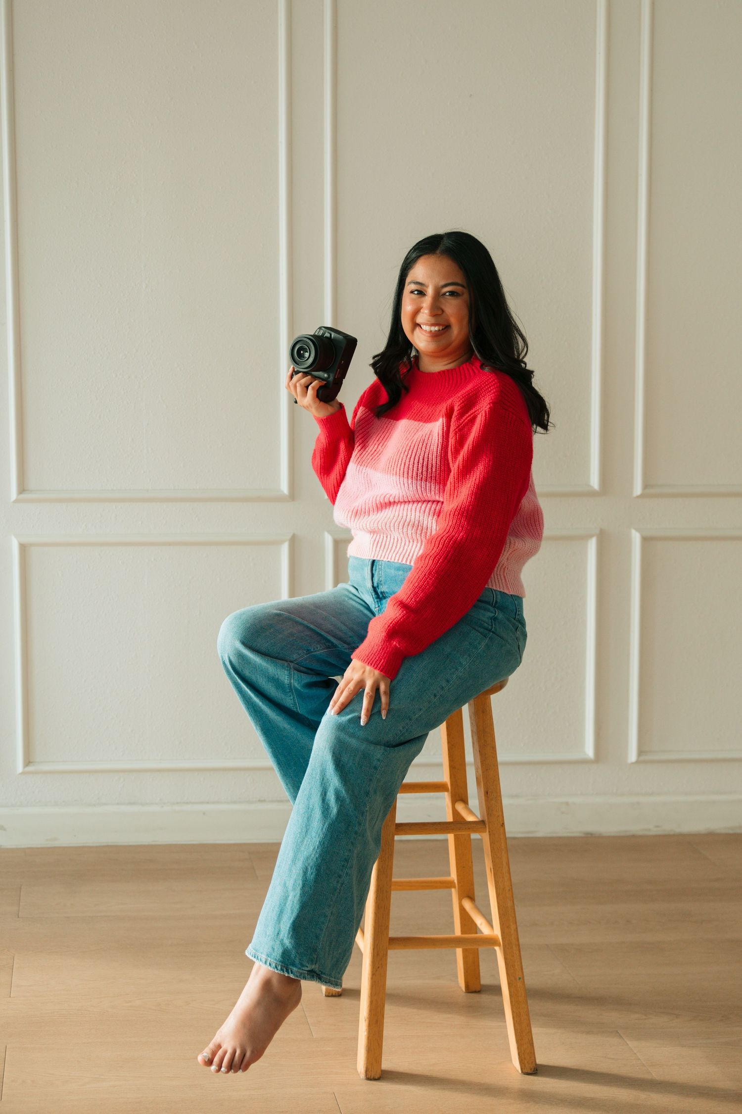 Bianca holding her camera during a branding session for B Del Bosque Photography, a Dallas Fresh 48 & lifestyle motherhood photography
