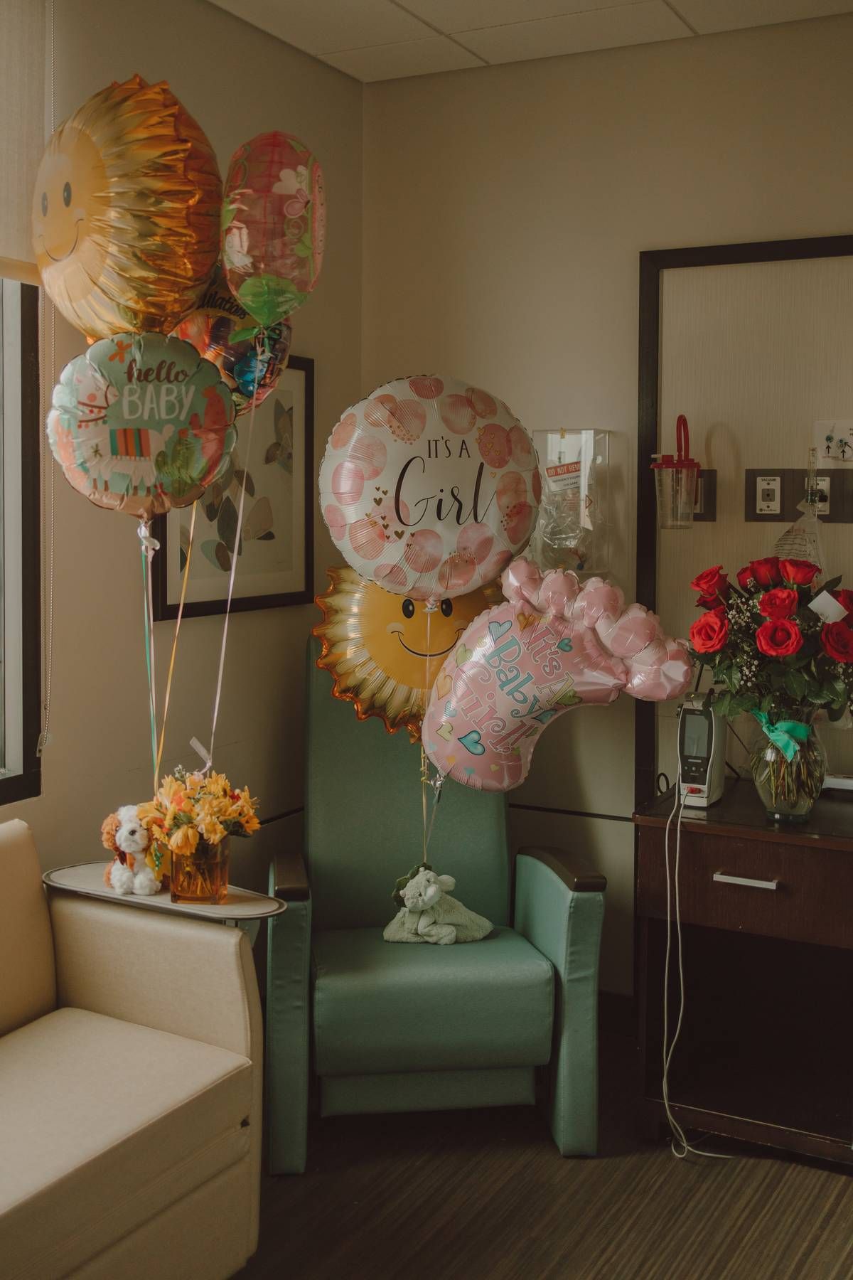 Thoughtful gifts, balloons, and keepsakes celebrating a newborn baby's arrival during a Dallas Fresh 48 photography session.