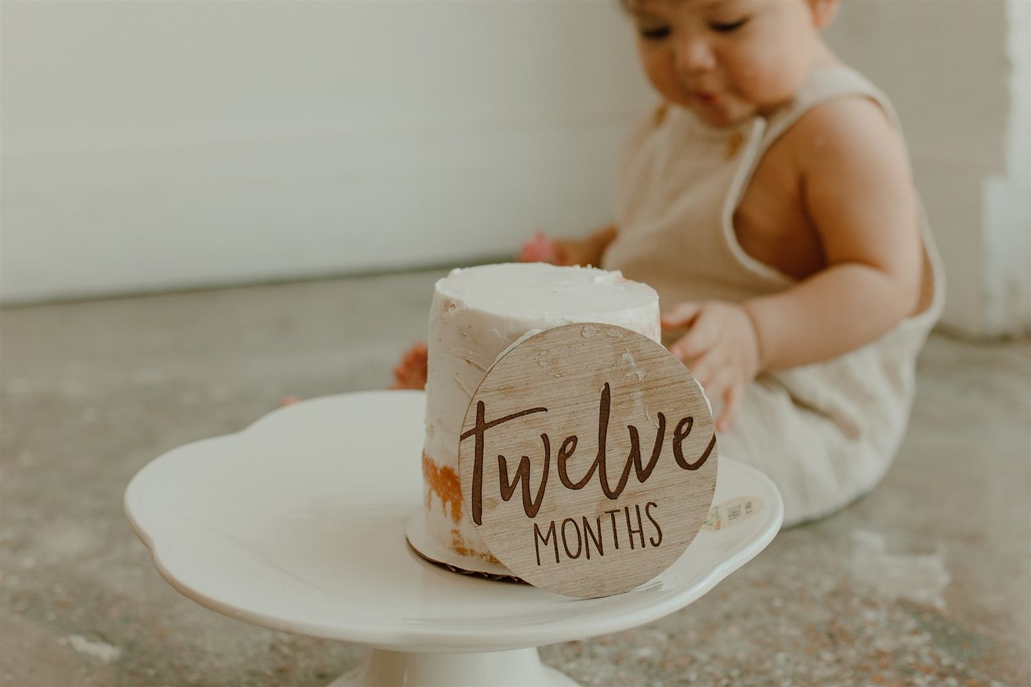 one year old minimal birthday photoshoot for baby boy in studio Dallas texas. B Del Bosque photography