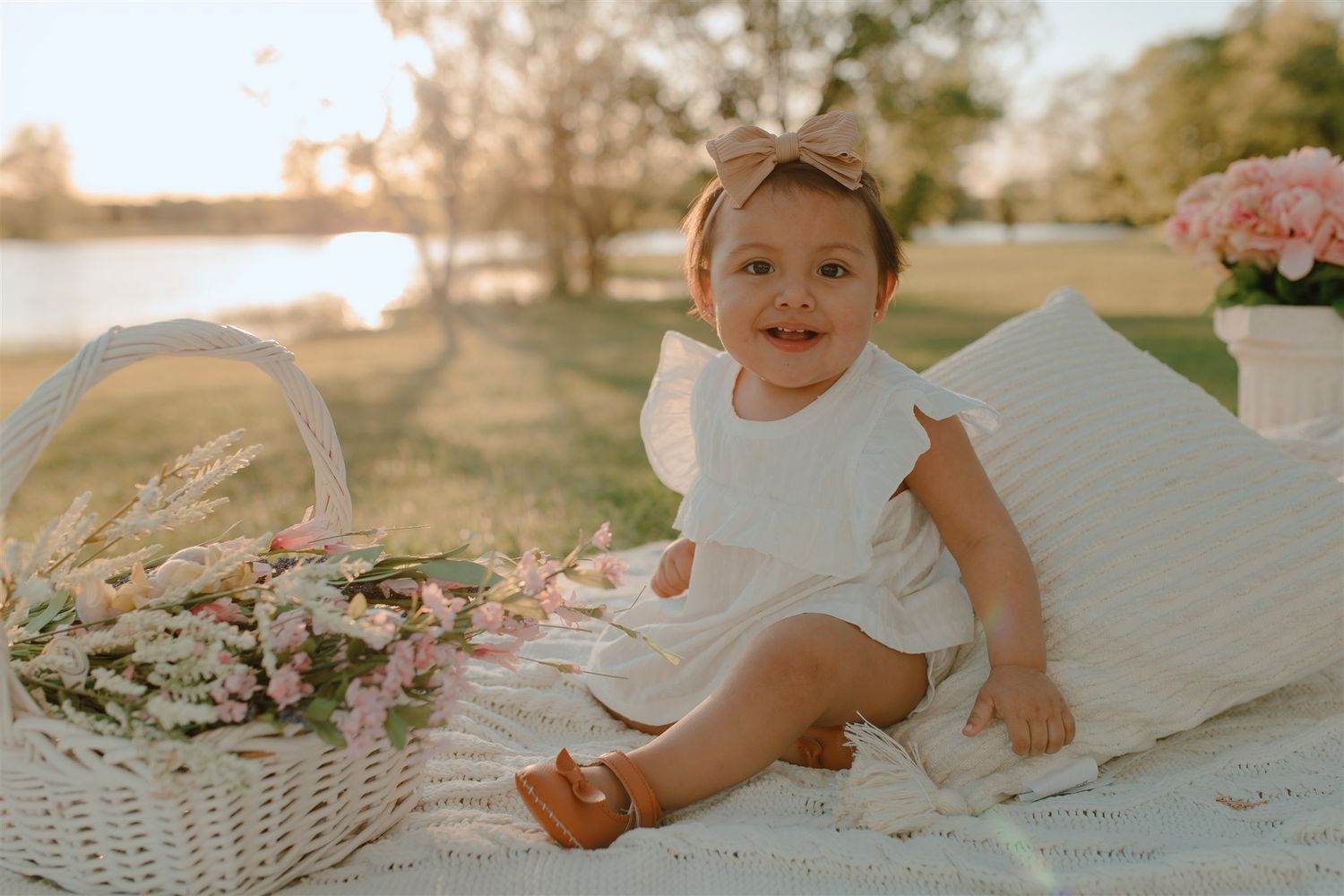 picnic style spring photoshoot near pond in Dallas texas by B Del Bosque Photography