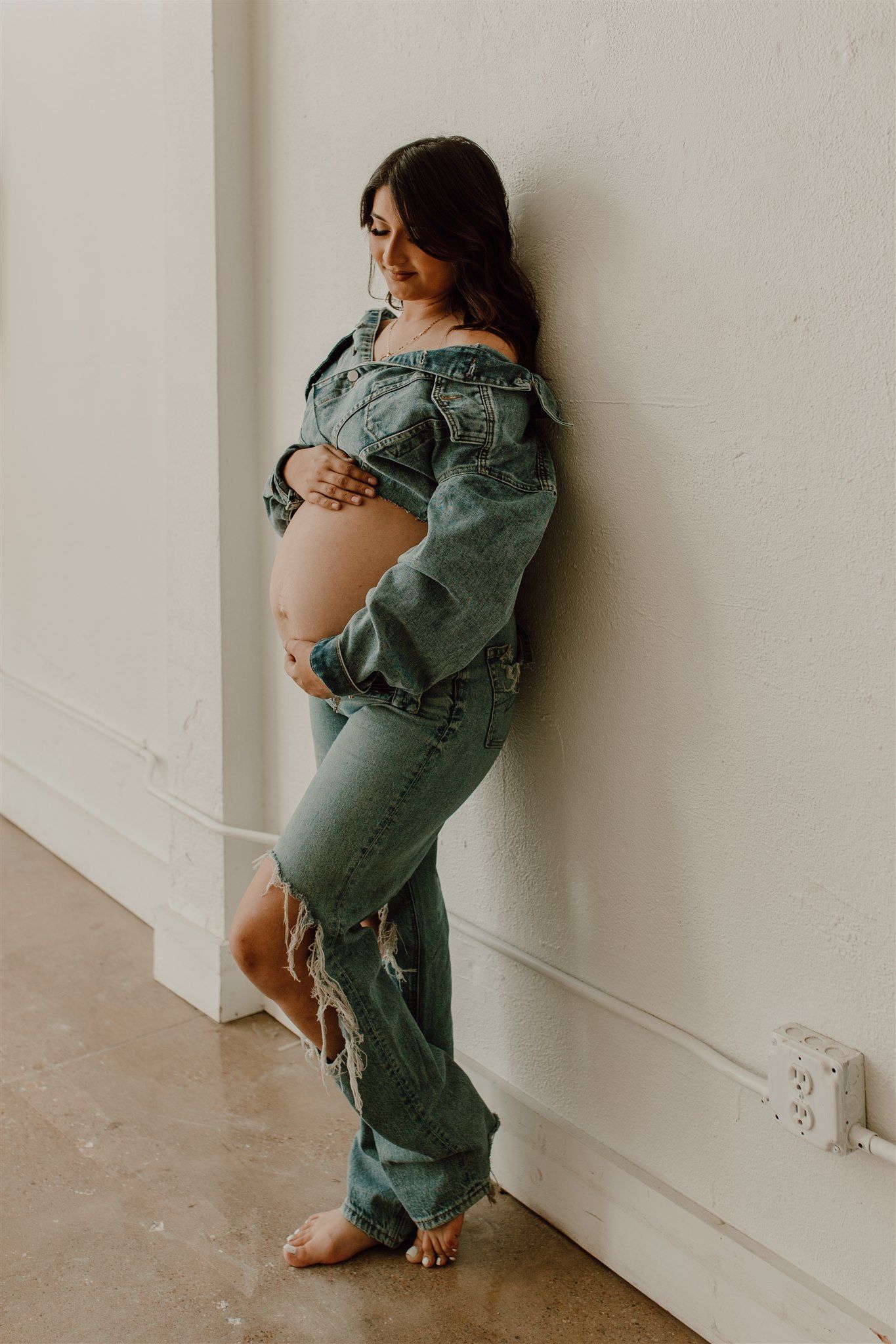 Maternity photoshoot in Dallas texas in studio. Denim maternity session. Simple Minimal Photographer. B Del Bosque