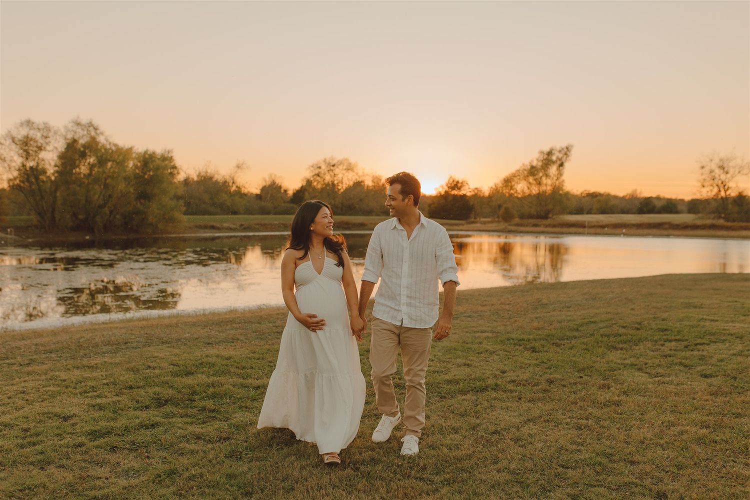 Couples maternity photoshoot near pond golden hour sunset Dallas texas. love story. b del bosque photography