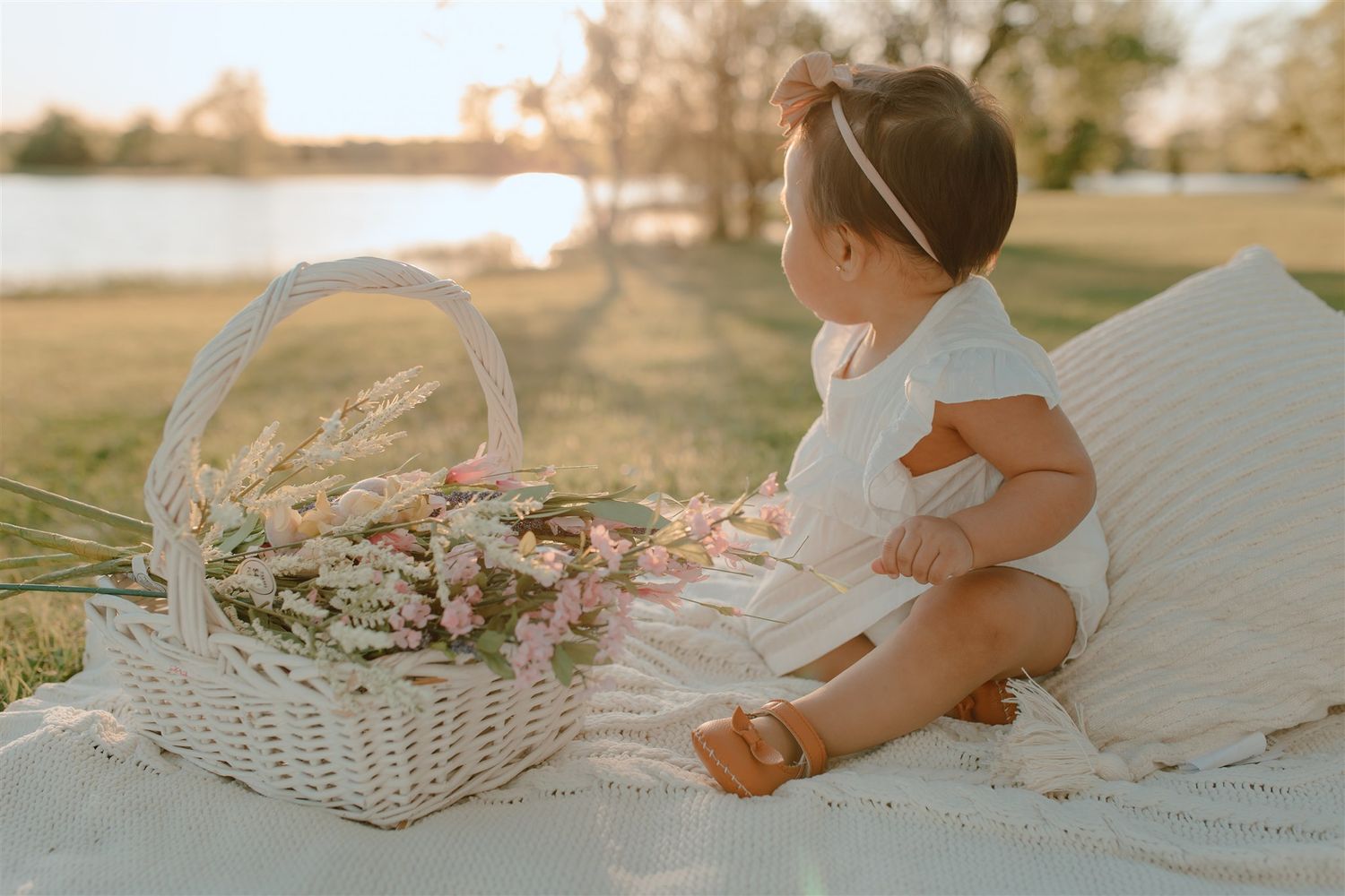 picnic style spring photoshoot near pond in Dallas texas by B Del Bosque Photography. Dallas lifestyle family photographer