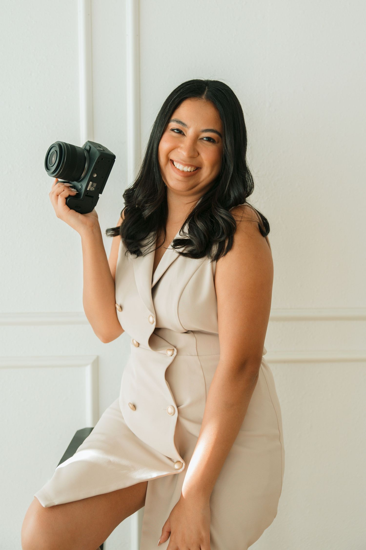 Bianca holding her camera during a branding session for B Del Bosque Photography, a Dallas Fresh 48 & lifestyle motherhood photography