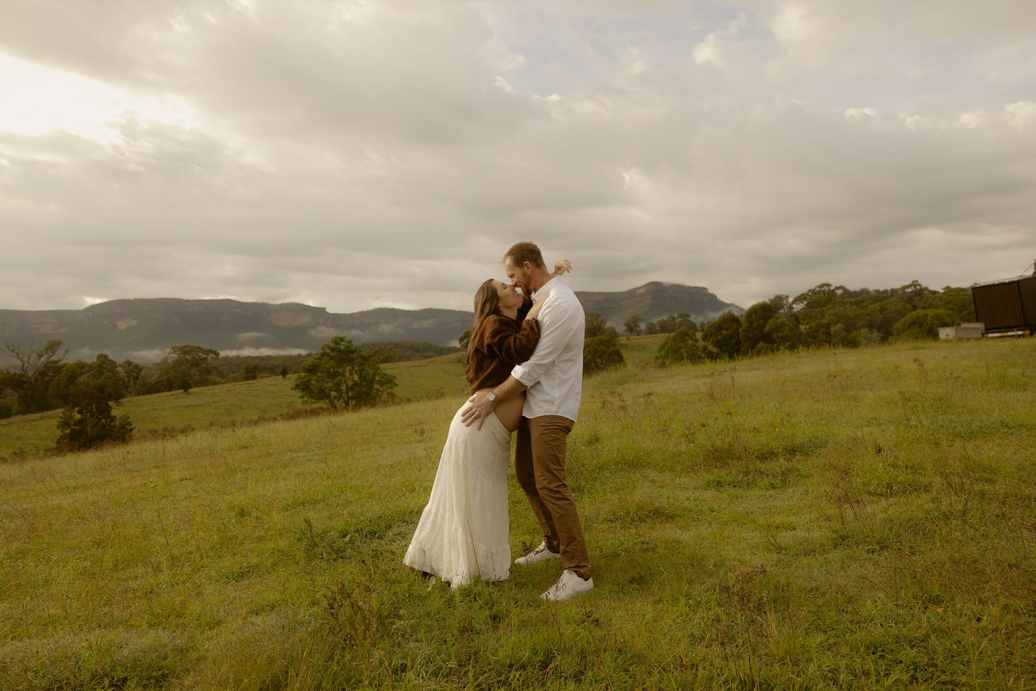 Outdoor maternity photography in Sydney, Central Coast, Blue Mountains, Wollongong, in field, farm, garden and countryside