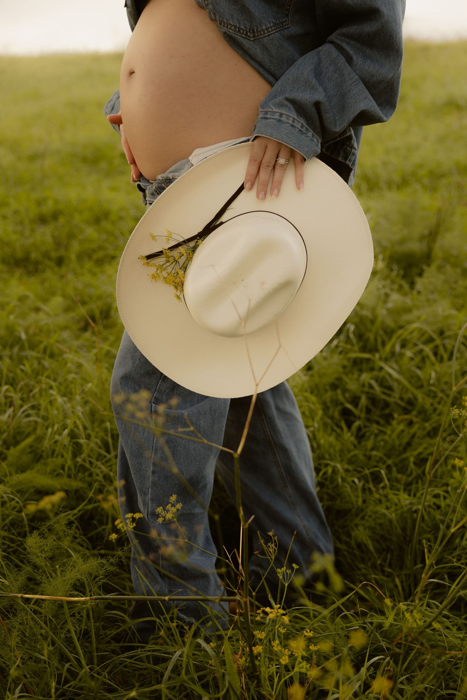 Outdoor maternity photography in Sydney, Central Coast, Blue Mountains, Wollongong, in field, farm, garden and countryside