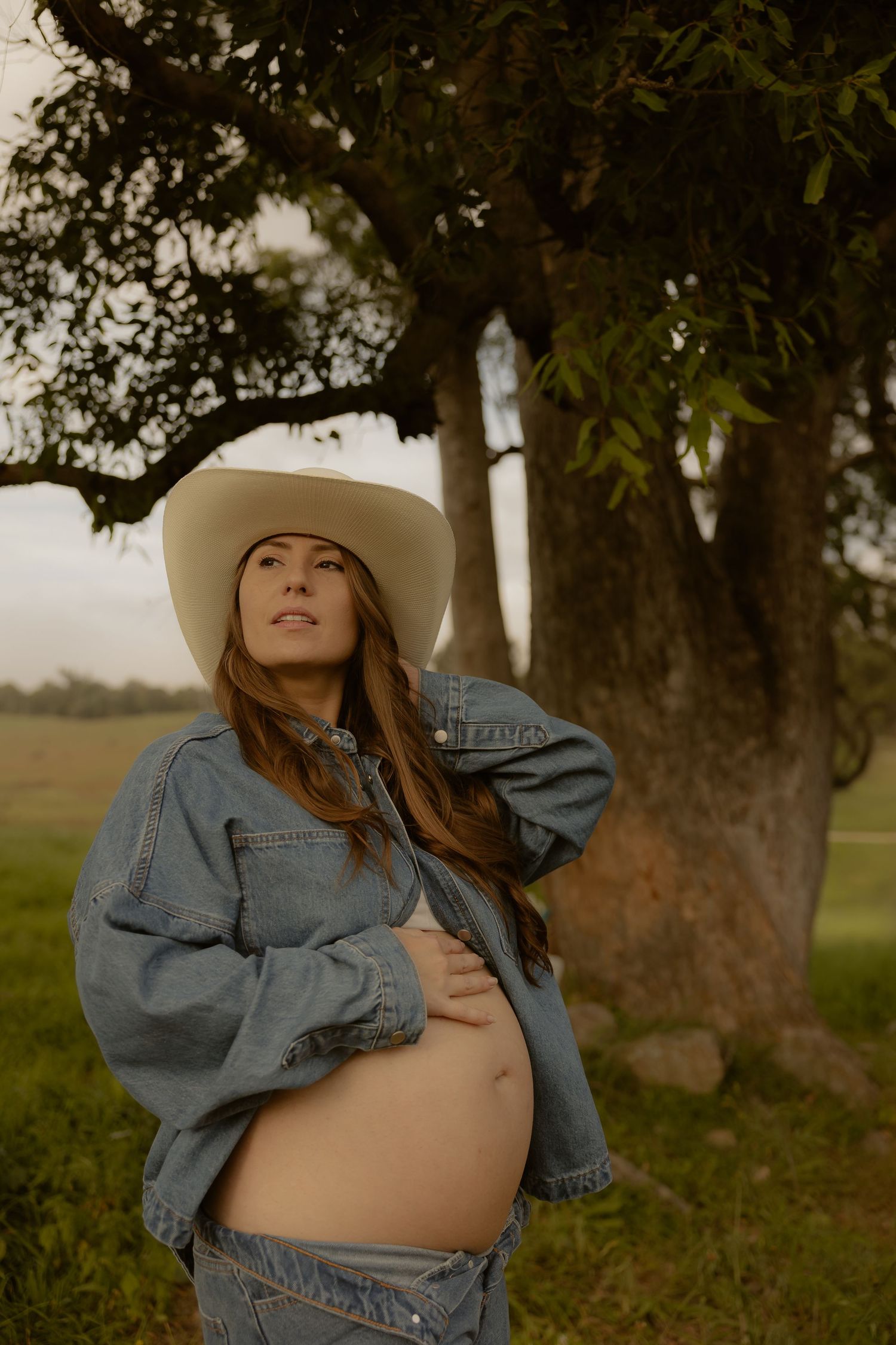 Outdoor maternity photography in Sydney, Central Coast, Blue Mountains, Wollongong, in field, farm, garden and countryside