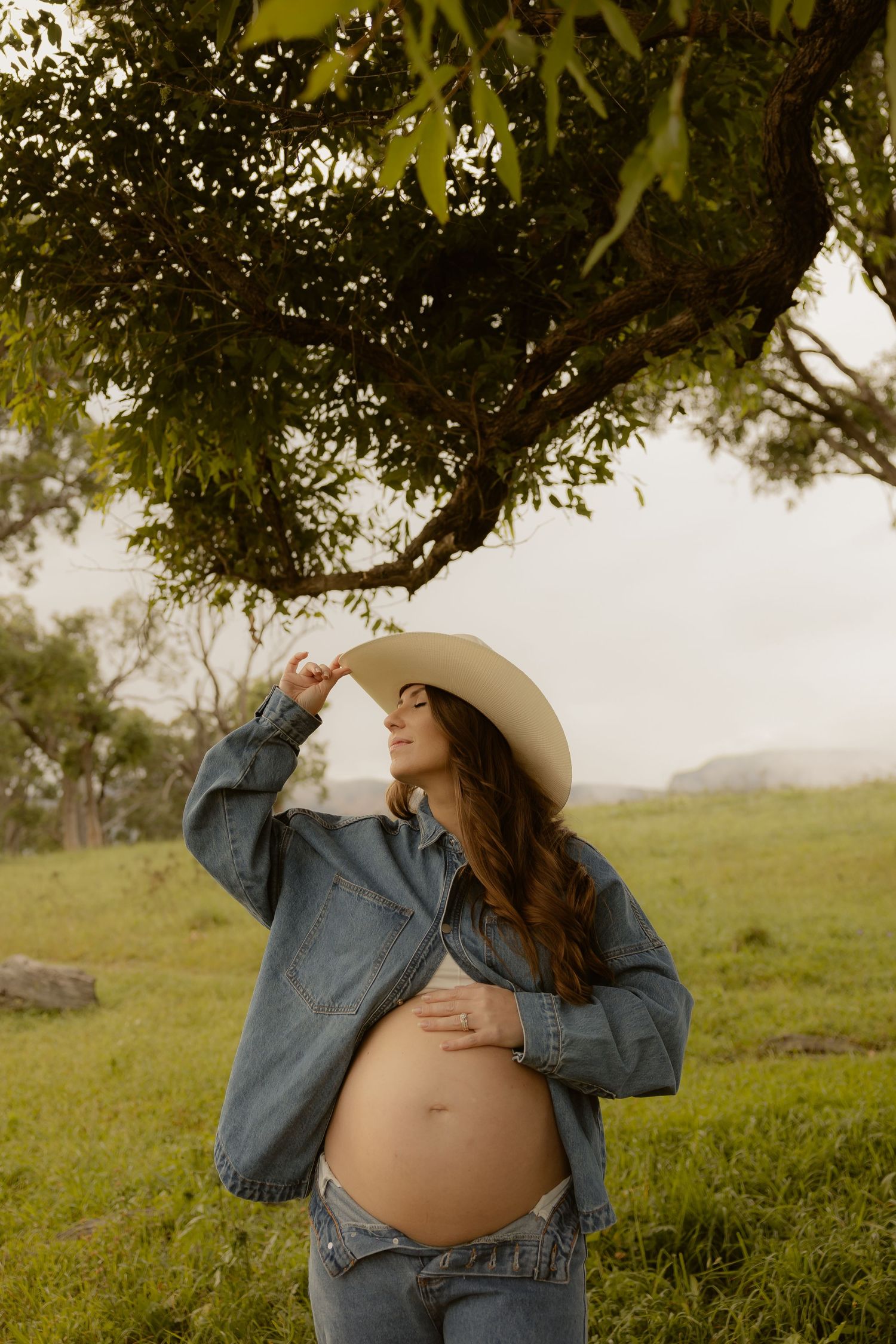 Outdoor maternity photography in Sydney, Central Coast, Blue Mountains, Wollongong, in field, farm, garden and countryside