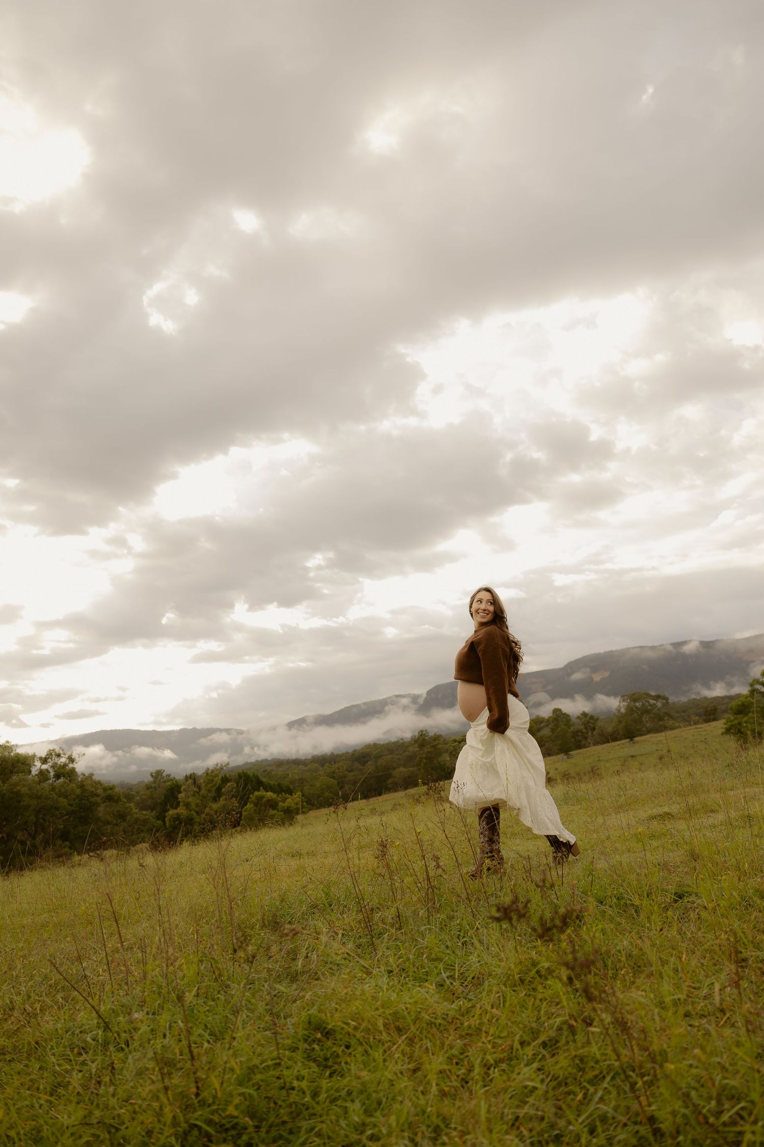 Outdoor maternity photography in Sydney, Central Coast, Blue Mountains, Wollongong, in field, farm, garden and countryside