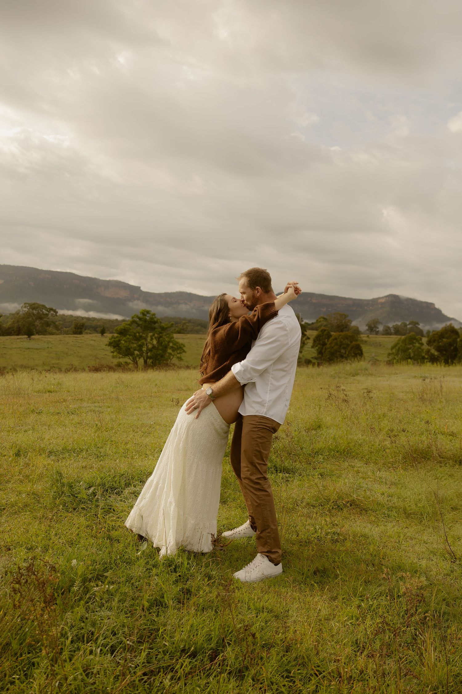 Outdoor maternity photography in Sydney, Central Coast, Blue Mountains, Wollongong, in field, farm, garden and countryside