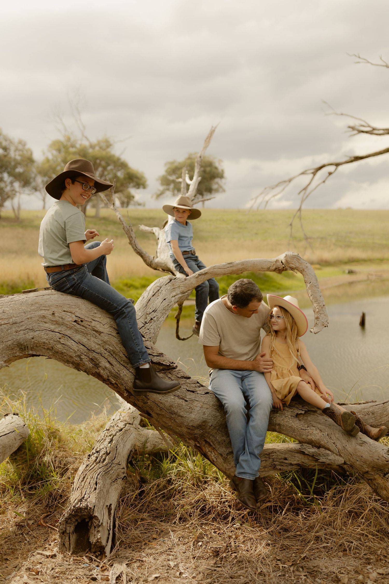 Outdoor family photography in Sydney, Central Coast, Blue Mountains, Wollongong and Kangaroo Valley, in field, farm, garden and countryside