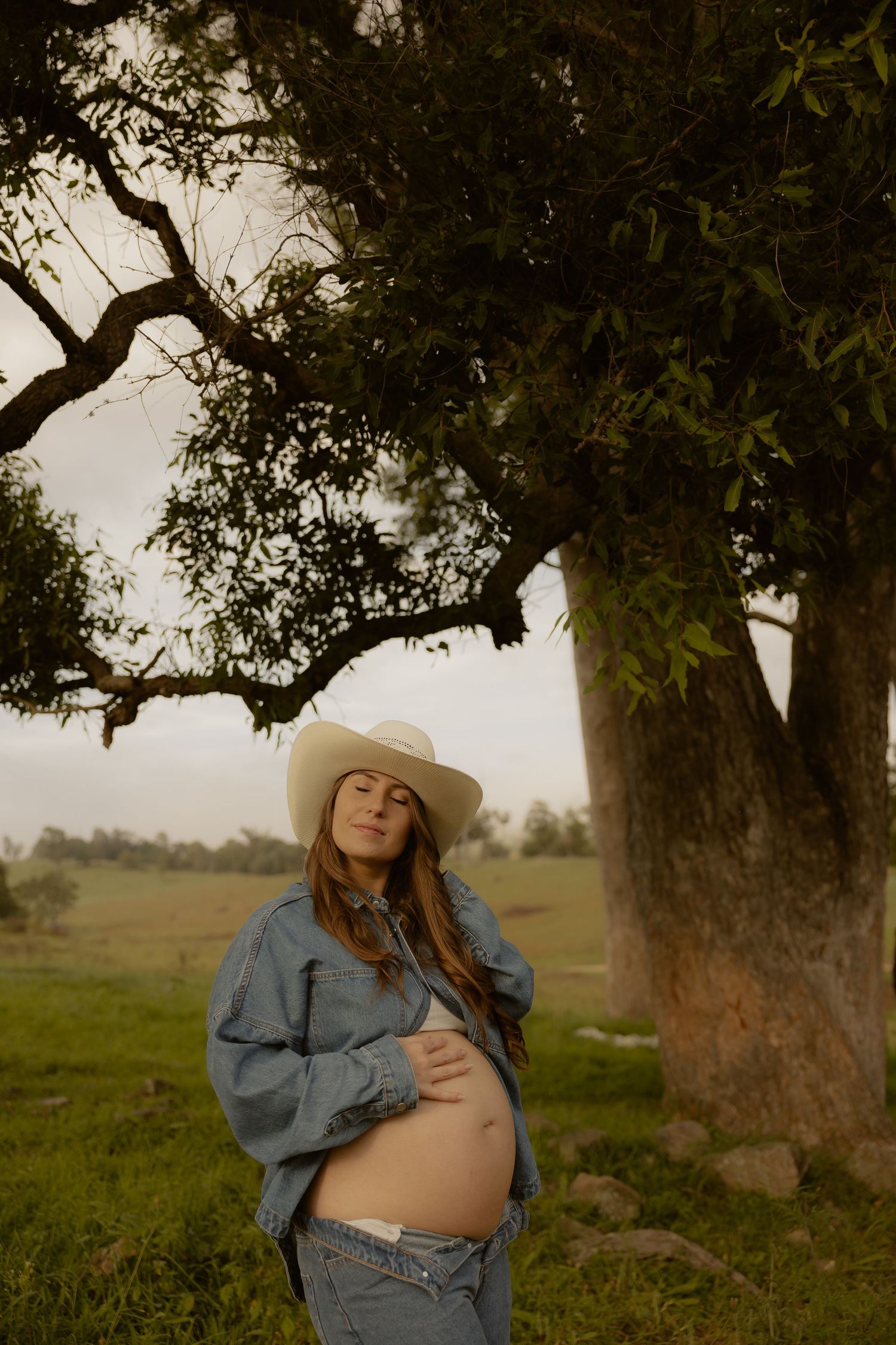 Outdoor maternity photography in Sydney, Central Coast, Blue Mountains, Wollongong, in field, farm, garden and countryside