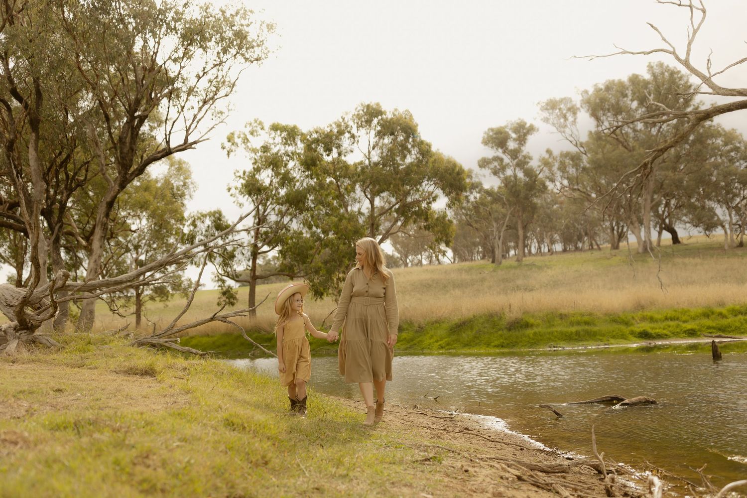 Outdoor family photography in Sydney, Central Coast, Blue Mountains, Wollongong and Kangaroo Valley, in field, farm, garden and countryside