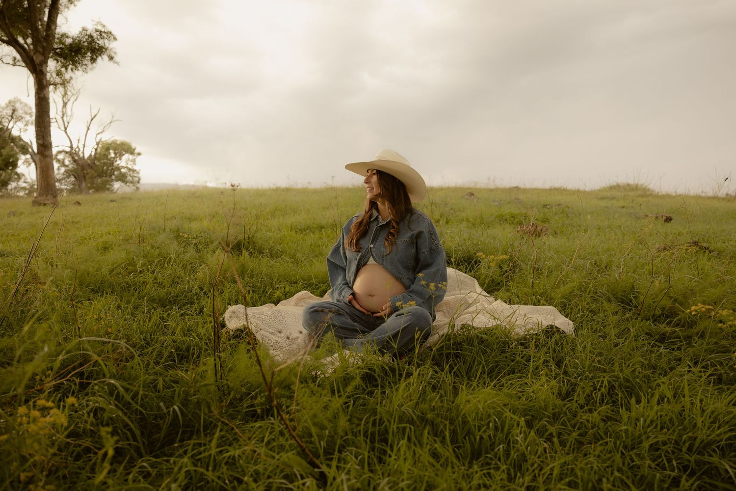 Outdoor maternity photography in Sydney, Central Coast, Blue Mountains, Wollongong, in field, farm, garden and countryside