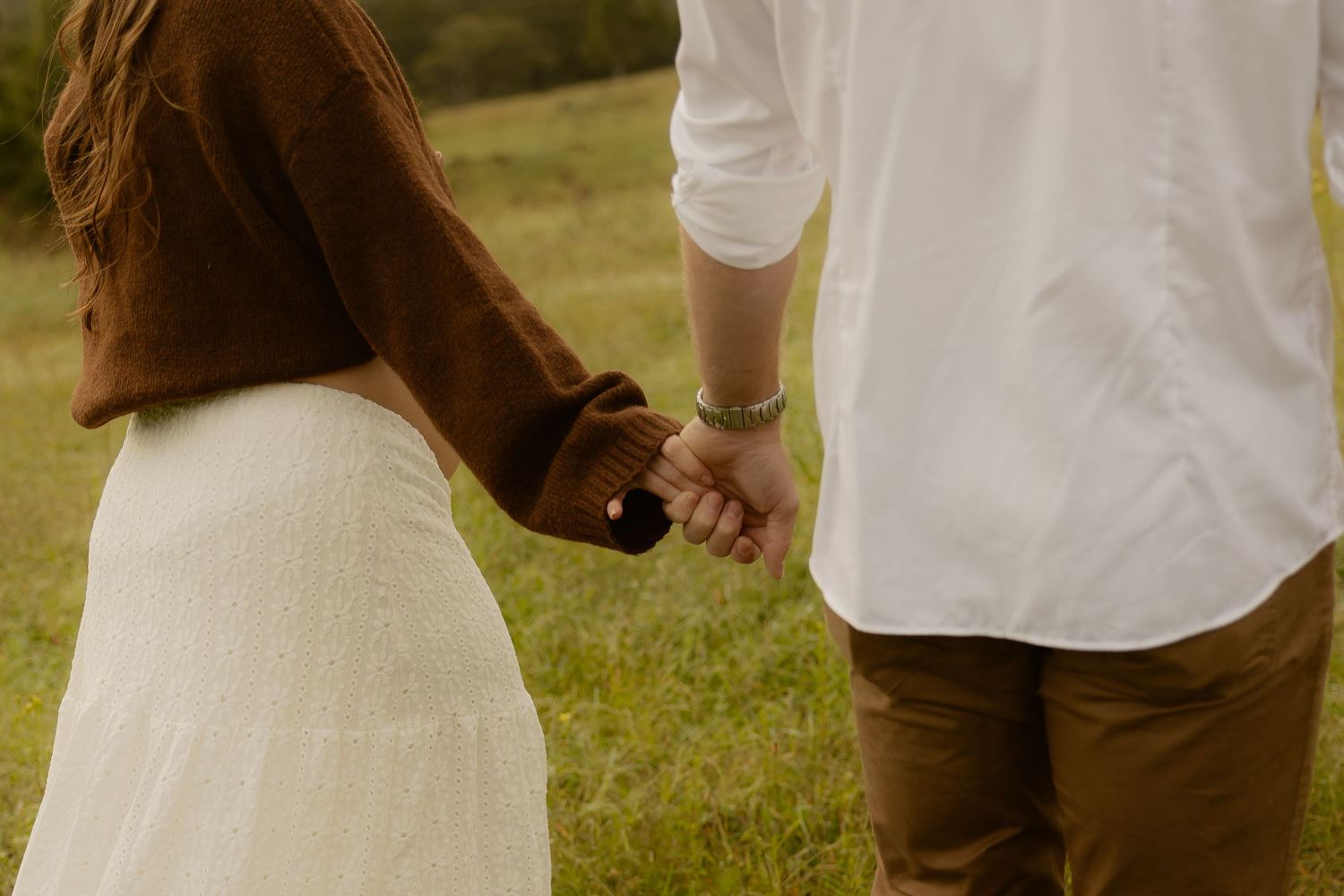 Outdoor maternity photography in Sydney, Central Coast, Blue Mountains, Wollongong, in field, farm, garden and countryside