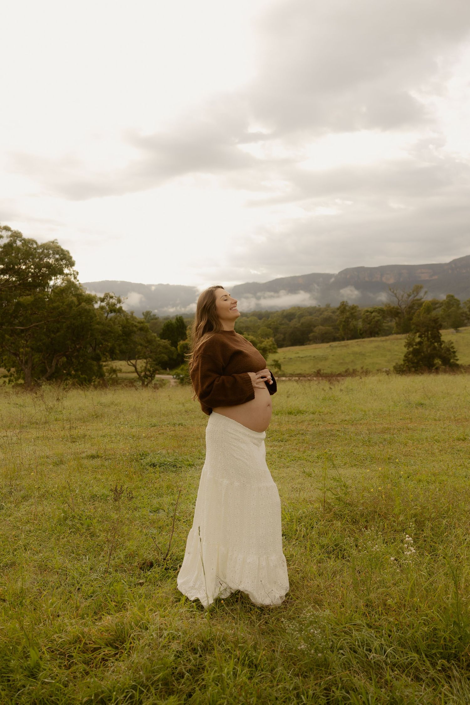 Outdoor maternity photography in Sydney, Central Coast, Blue Mountains, Wollongong, in field, farm, garden and countryside
