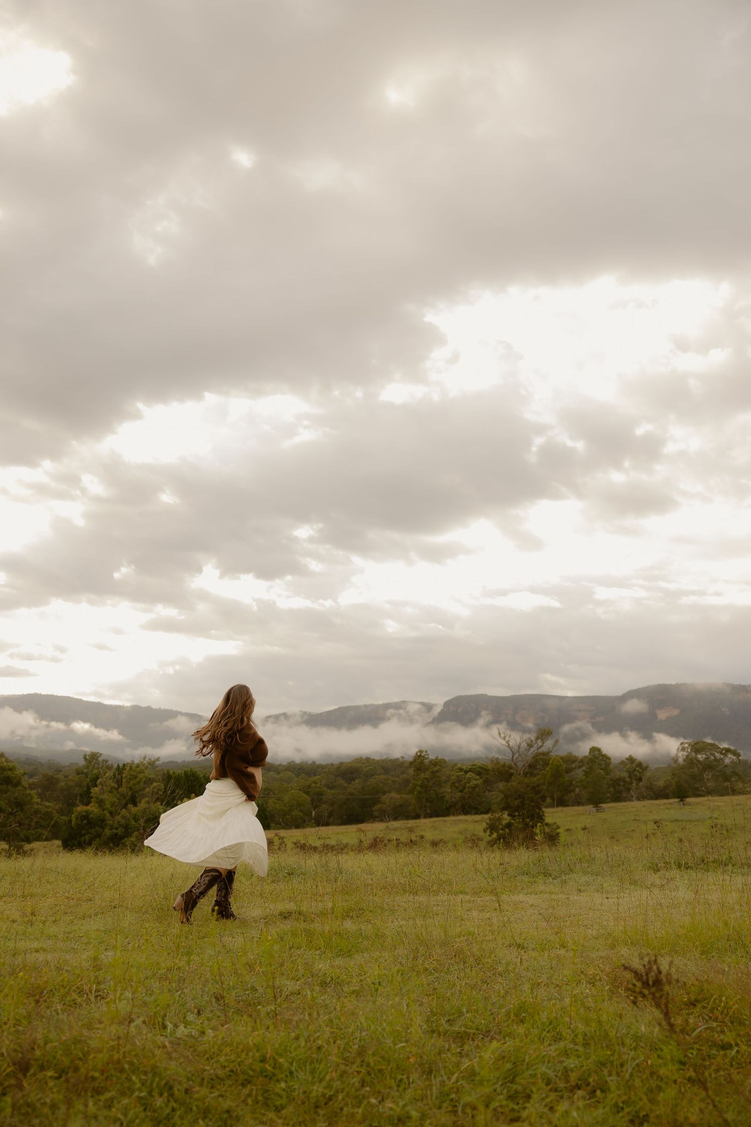 Outdoor maternity photography in Sydney, Central Coast, Blue Mountains, Wollongong, in field, farm, garden and countryside