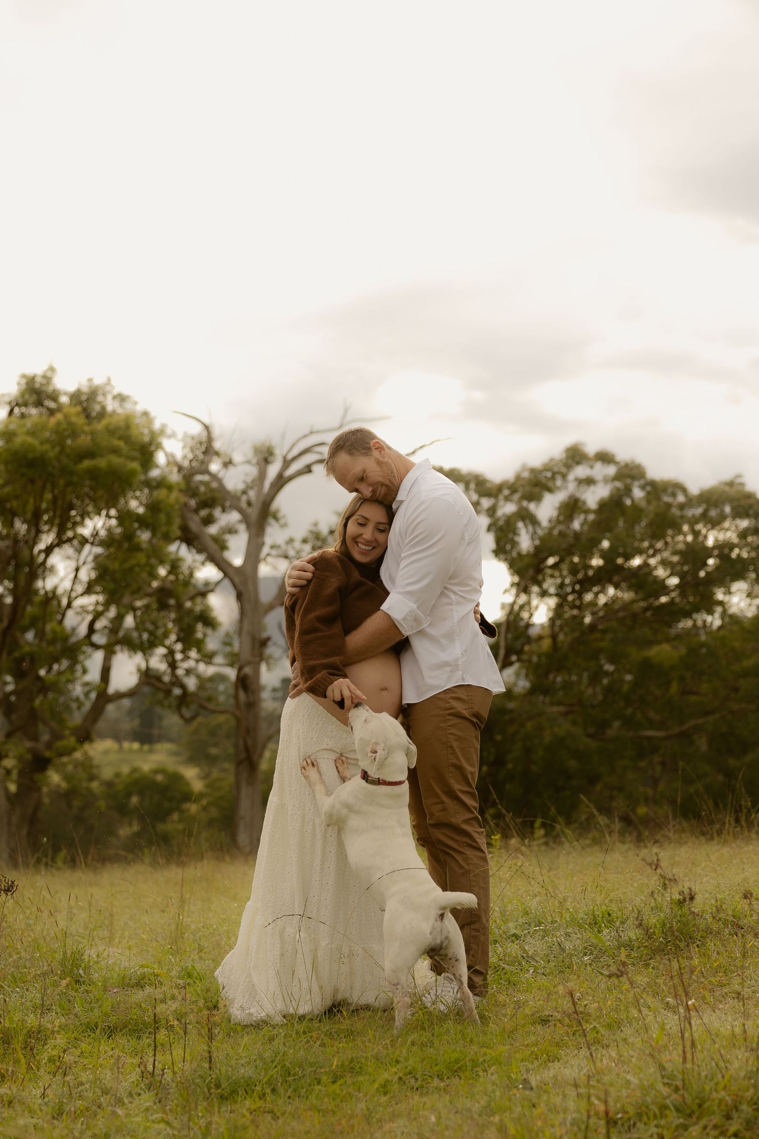 Outdoor maternity photography in Sydney, Central Coast, Blue Mountains, Wollongong, in field, farm, garden and countryside