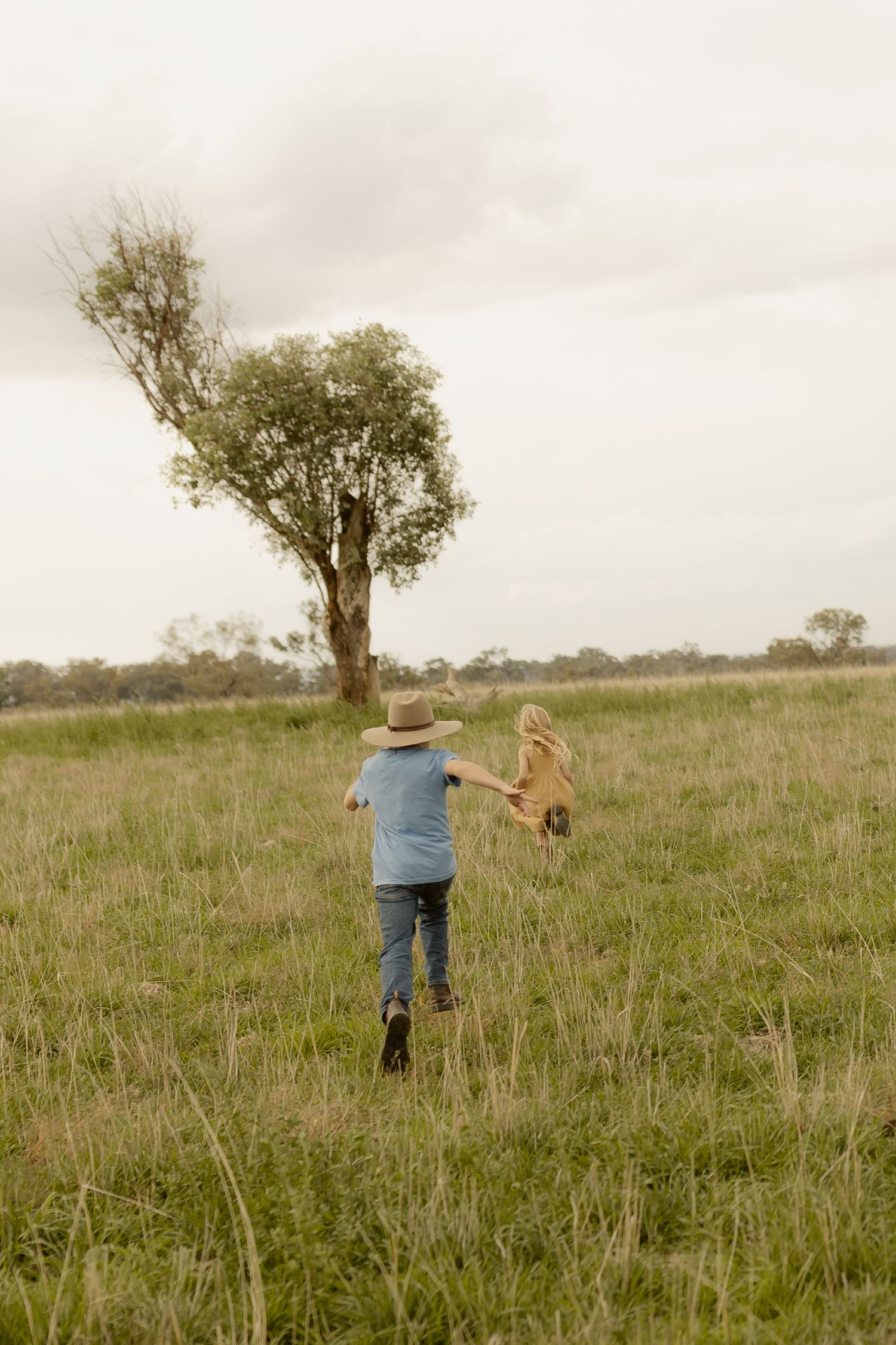 Outdoor family photography in Sydney, Central Coast, Blue Mountains, Wollongong and Kangaroo Valley, in field, farm, garden and countryside