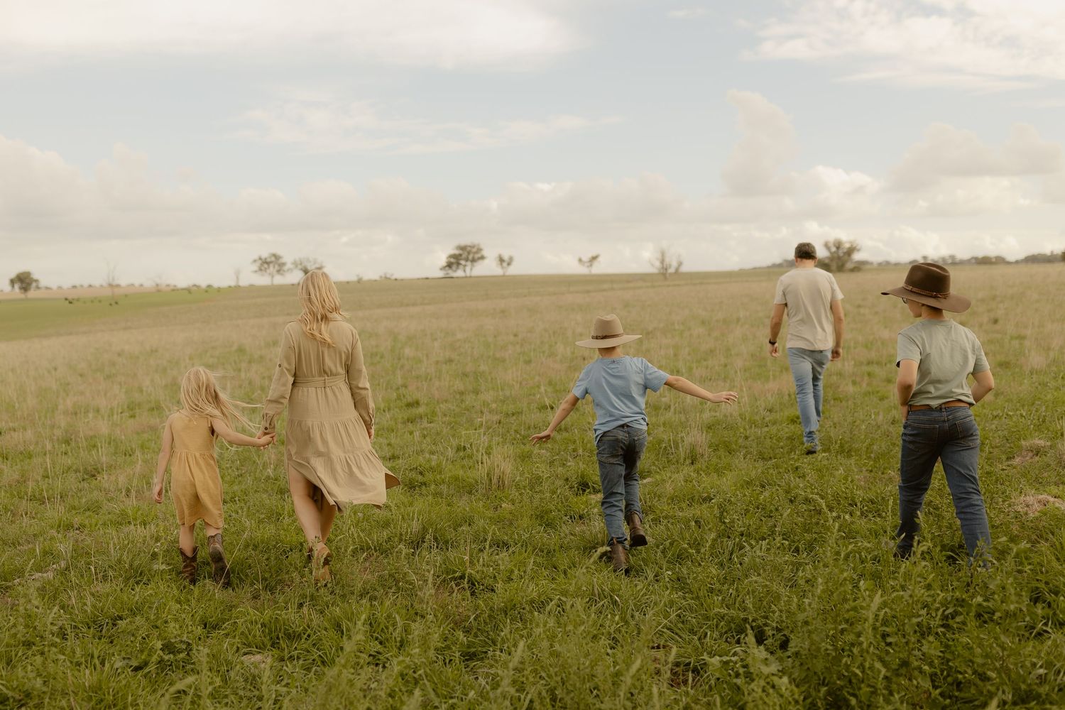 Outdoor family photography in Sydney, Central Coast, Blue Mountains, Wollongong and Kangaroo Valley, in field, farm, garden and countryside