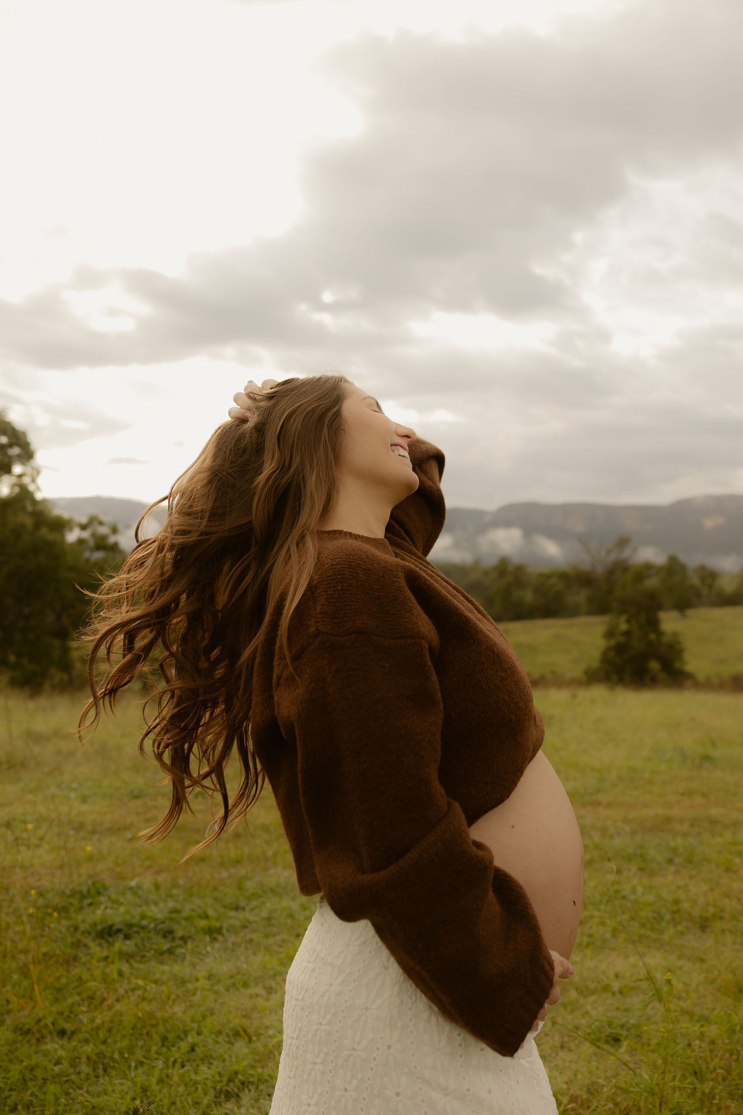 Outdoor maternity photography in Sydney, Central Coast, Blue Mountains, Wollongong, in field, farm, garden and countryside