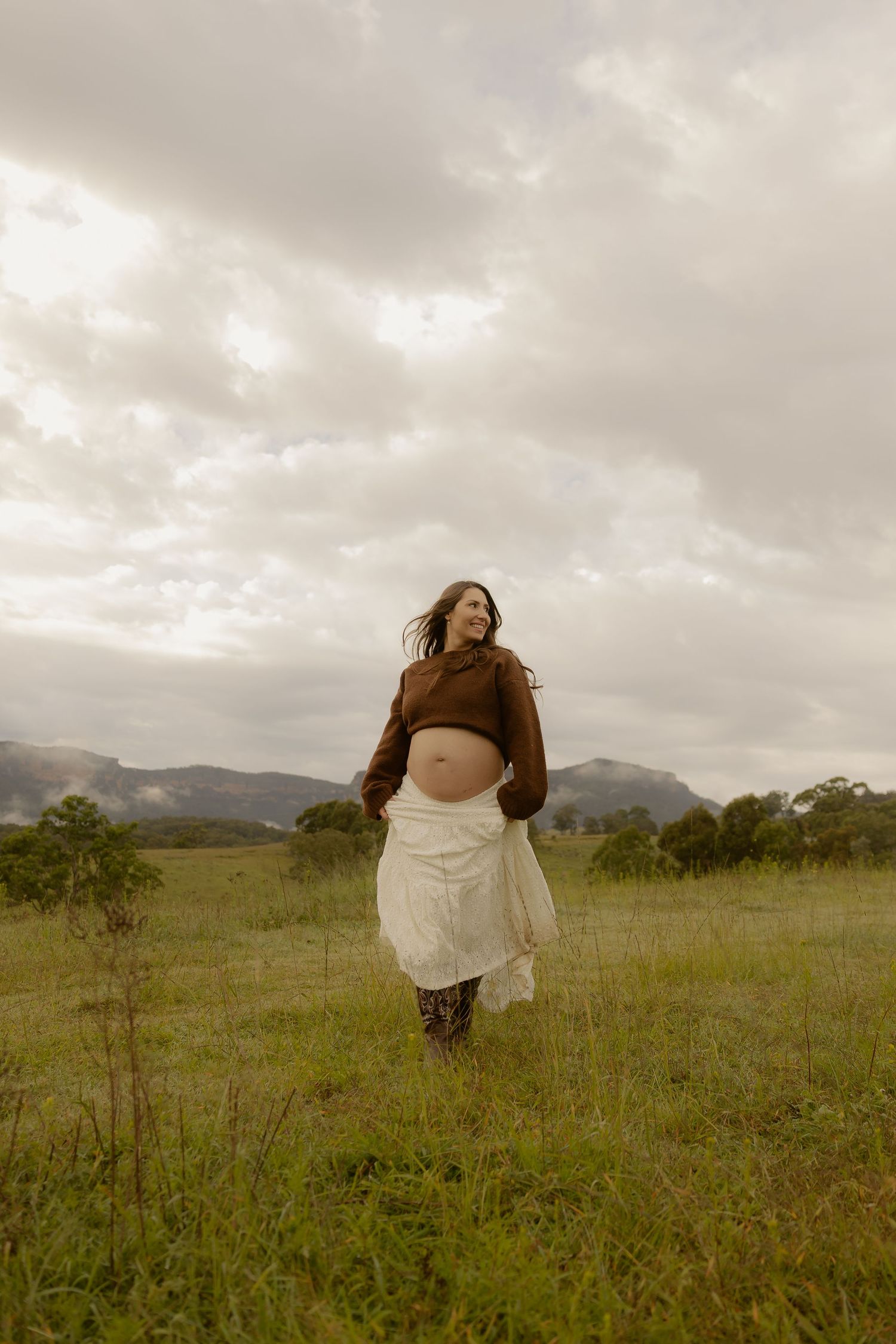 Outdoor maternity photography in Sydney, Central Coast, Blue Mountains, Wollongong, in field, farm, garden and countryside