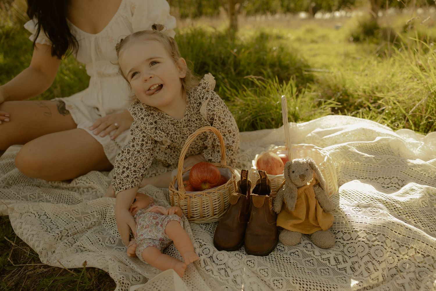 Outdoor family photography in Sydney, Central Coast, Blue Mountains, Wollongong and Kangaroo Valley, in field, farm, garden and countryside
